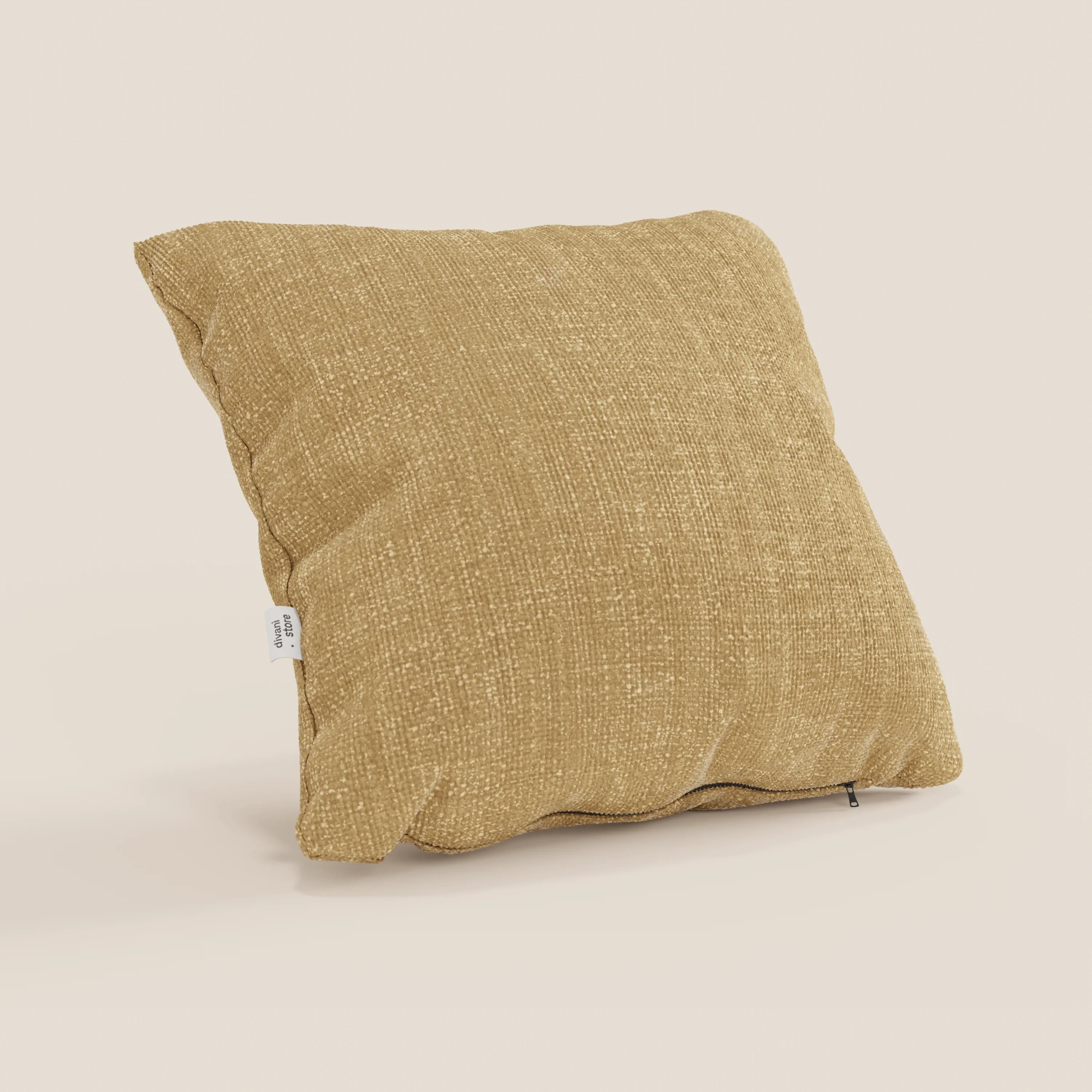 Il cuscino Lyon di Divani.Store, presentato in ocra T06, è un cuscino quadrato in morbido tessuto impermeabile con finitura strutturata e cerniera a vista, su sfondo beige chiaro.