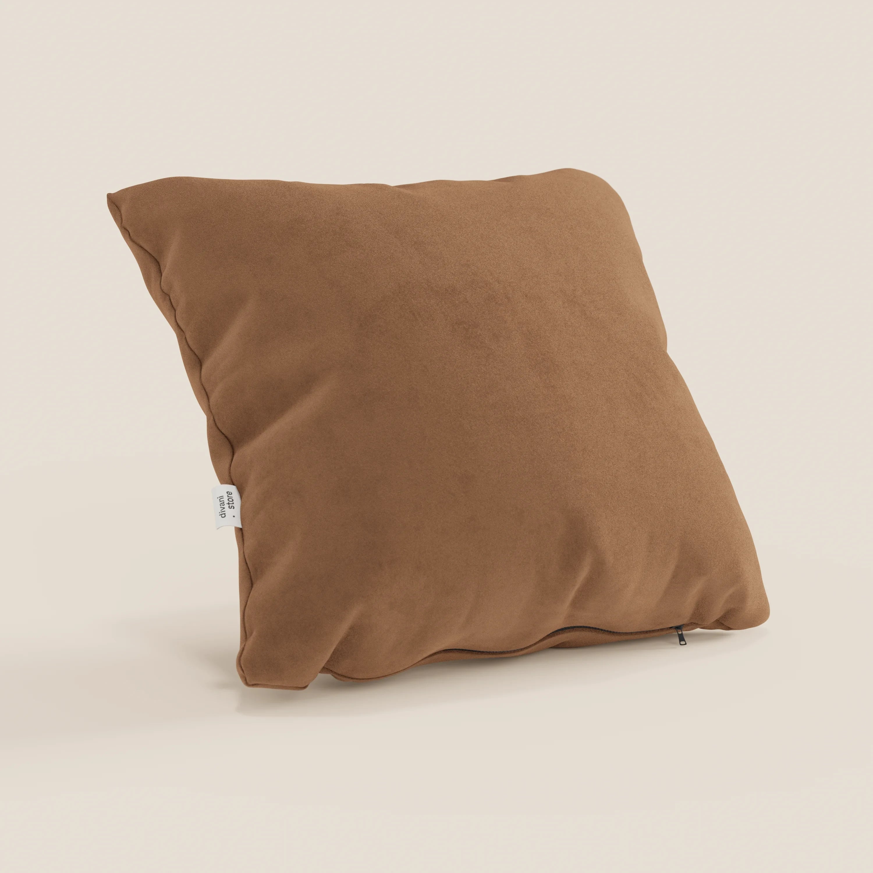Il cuscino Jazz di Divani.Store, presentato nel colore T11 cuoio, presenta un design squadrato in microfibra tecnica facile da pulire e si erge su uno sfondo beige chiaro: questo cuscino in peluche è pratico ed elegante per qualsiasi spazio.