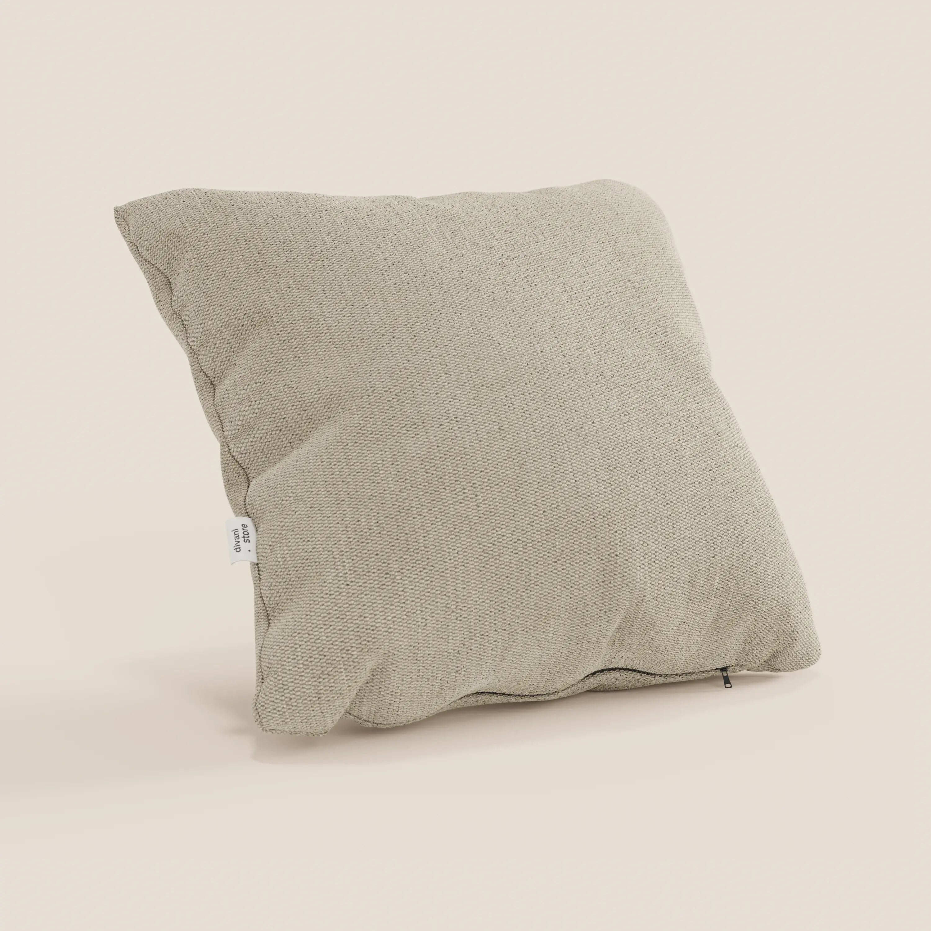 Il cuscino Miami di Divani.Store, in T14 beige morbido tessuto impermeabile, misura 45x45 cm. Ha superficie testurizzata, angoli leggermente stropicciati, cerniera inferiore visibile e fodera lavabile in lavatrice su sfondo chiaro.