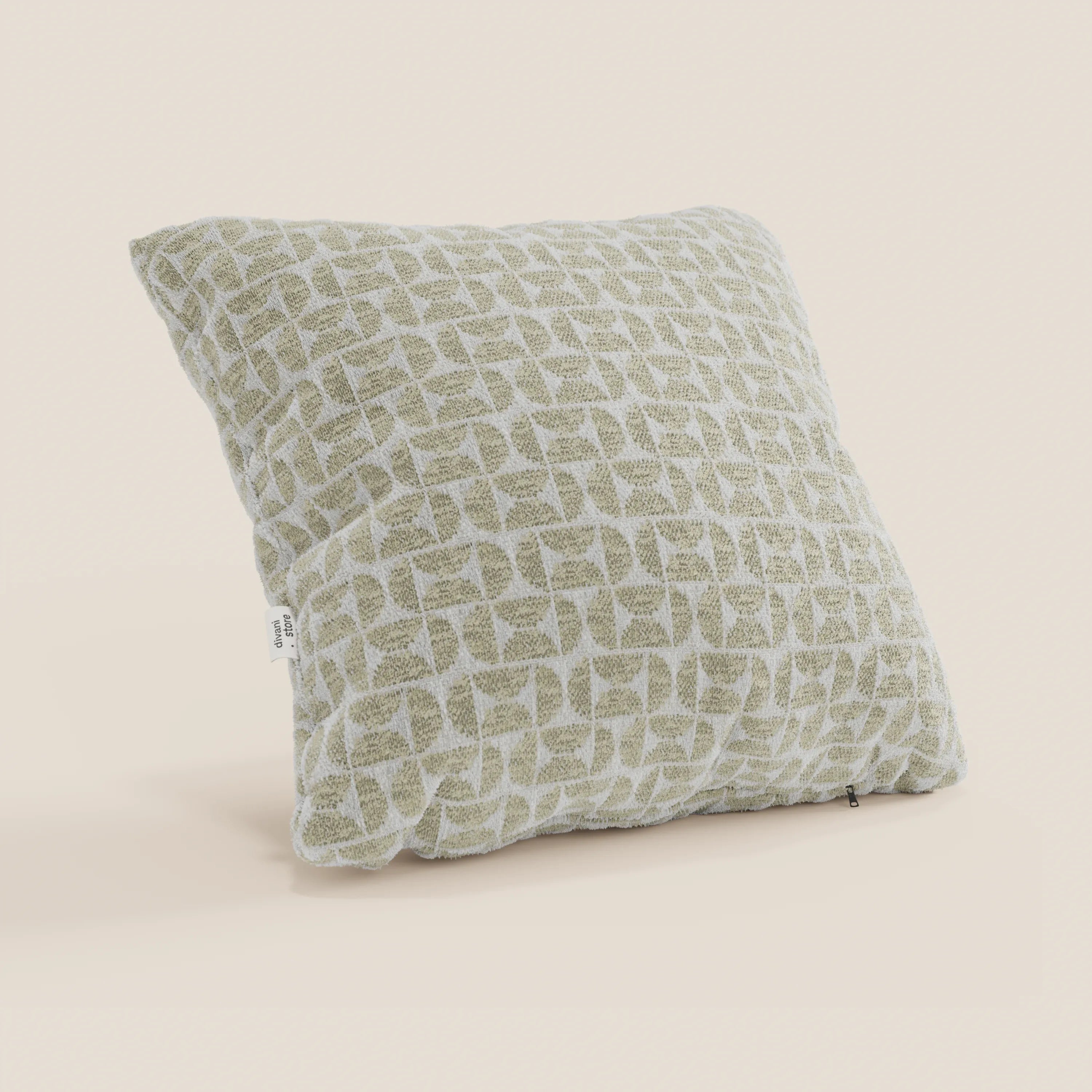 Il cuscino Naxos Cuscino Decoro 45x45 in lino di Divani.Store è un cuscino quadrato di colore verde salvia chiaro, caratterizzato da un delicato motivo geometrico, un tessuto dalla morbida trama e una piccola etichetta bianca, raffigurato su uno sfondo beige a tinta unita.
