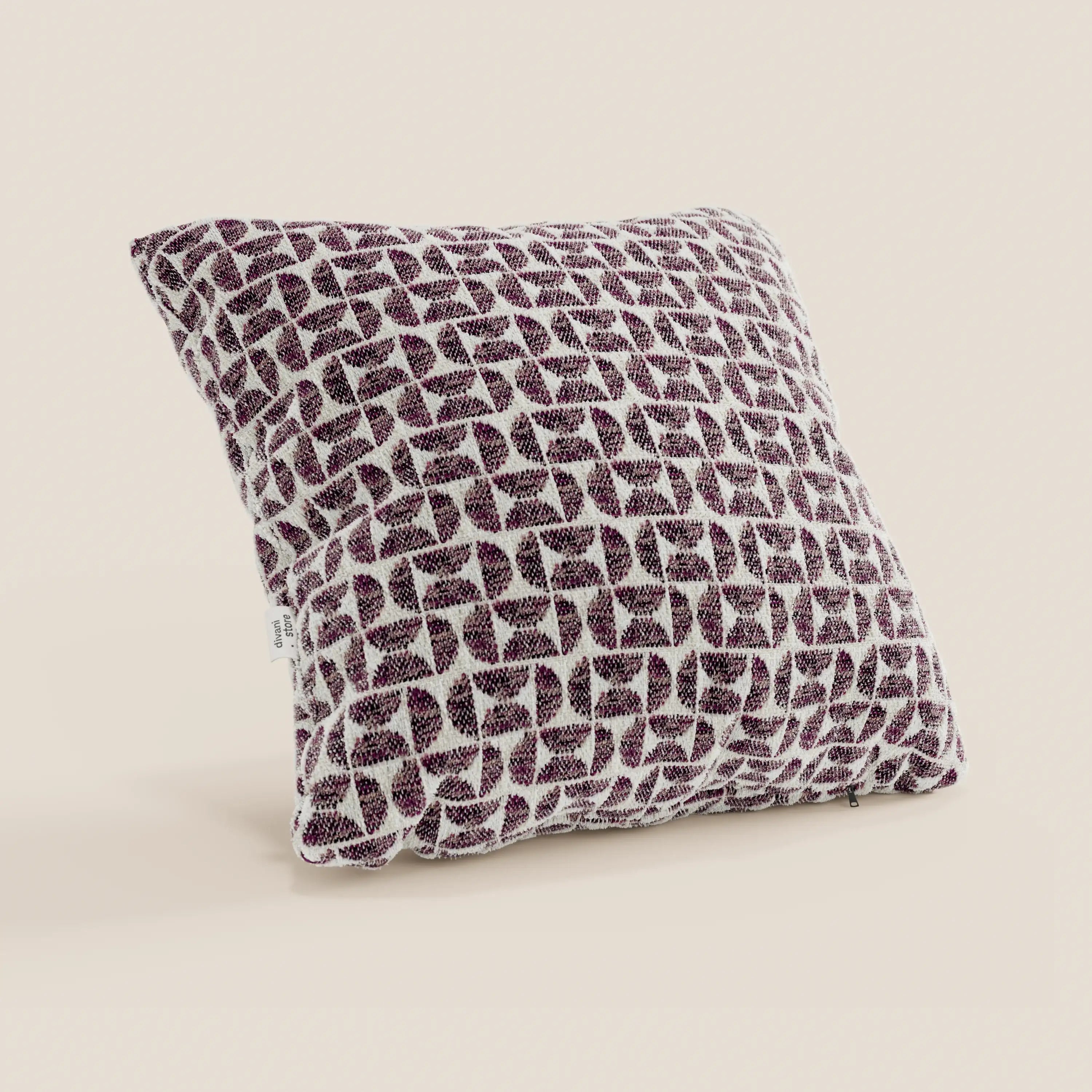 Il cuscino Naxos Decoro 45x45 in lino di Divani.Store presenta un motivo geometrico astratto in viola scuro su sfondo bianco e risalta su uno sfondo beige chiaro a tinta unita, mettendo in risalto il suo design elegante e il rivestimento in lino testurizzato.