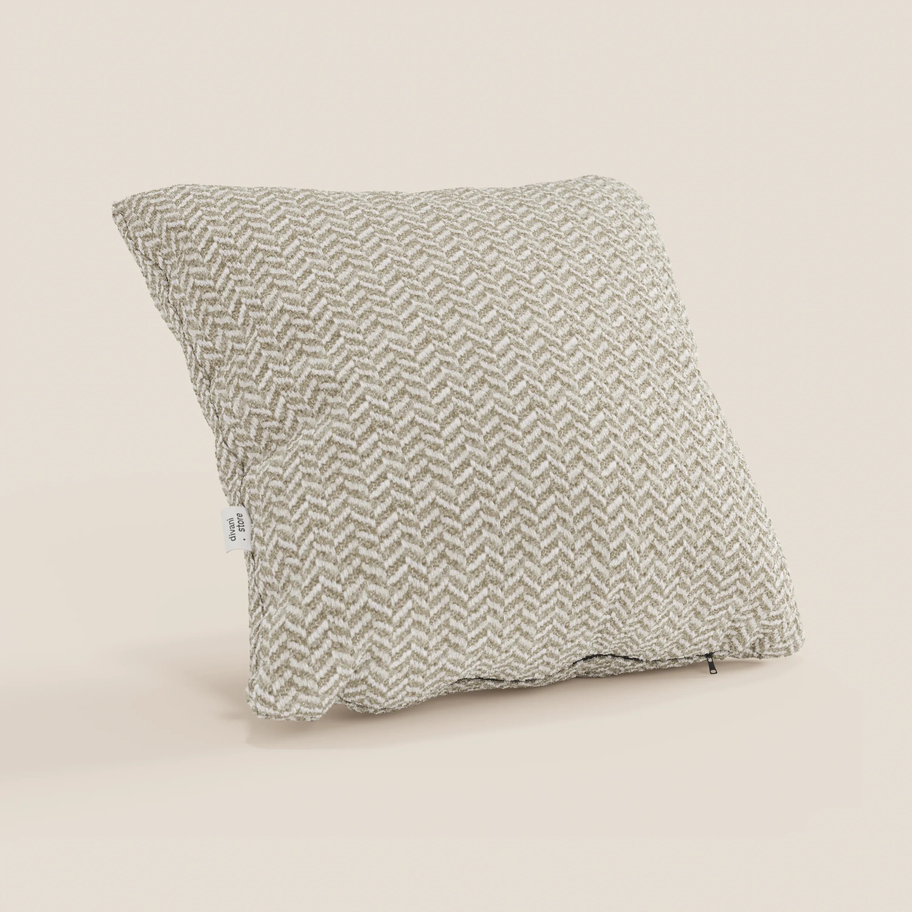 Il cuscino Sorrento 45x45 in lino di Divani.Store è un cuscino quadrato nei toni del beige e del bianco sporco, caratterizzato da un motivo a zigzag in rilievo e da una piccola etichetta in tessuto bianca; è lavabile in lavatrice — nella foto è raffigurato inclinato su uno sfondo chiaro a tinta unita.