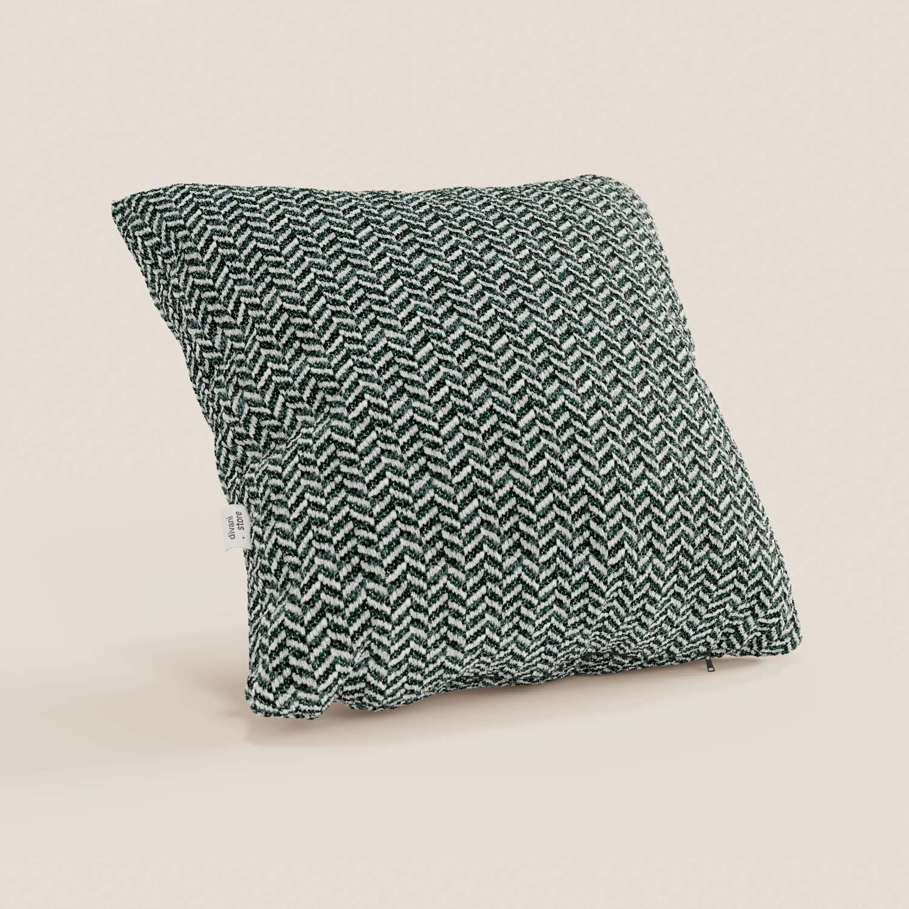Il cuscino Sorrento 45x45 in lino di Divani.Store presenta un motivo a spina di pesce bianco e nero in rilievo su fondo di lino beige, impreziosito da un'etichetta bianca. Morbido, leggermente rigonfio ed elegante: perfetto per aggiungere un tocco di eleganza naturale al tuo ambiente.