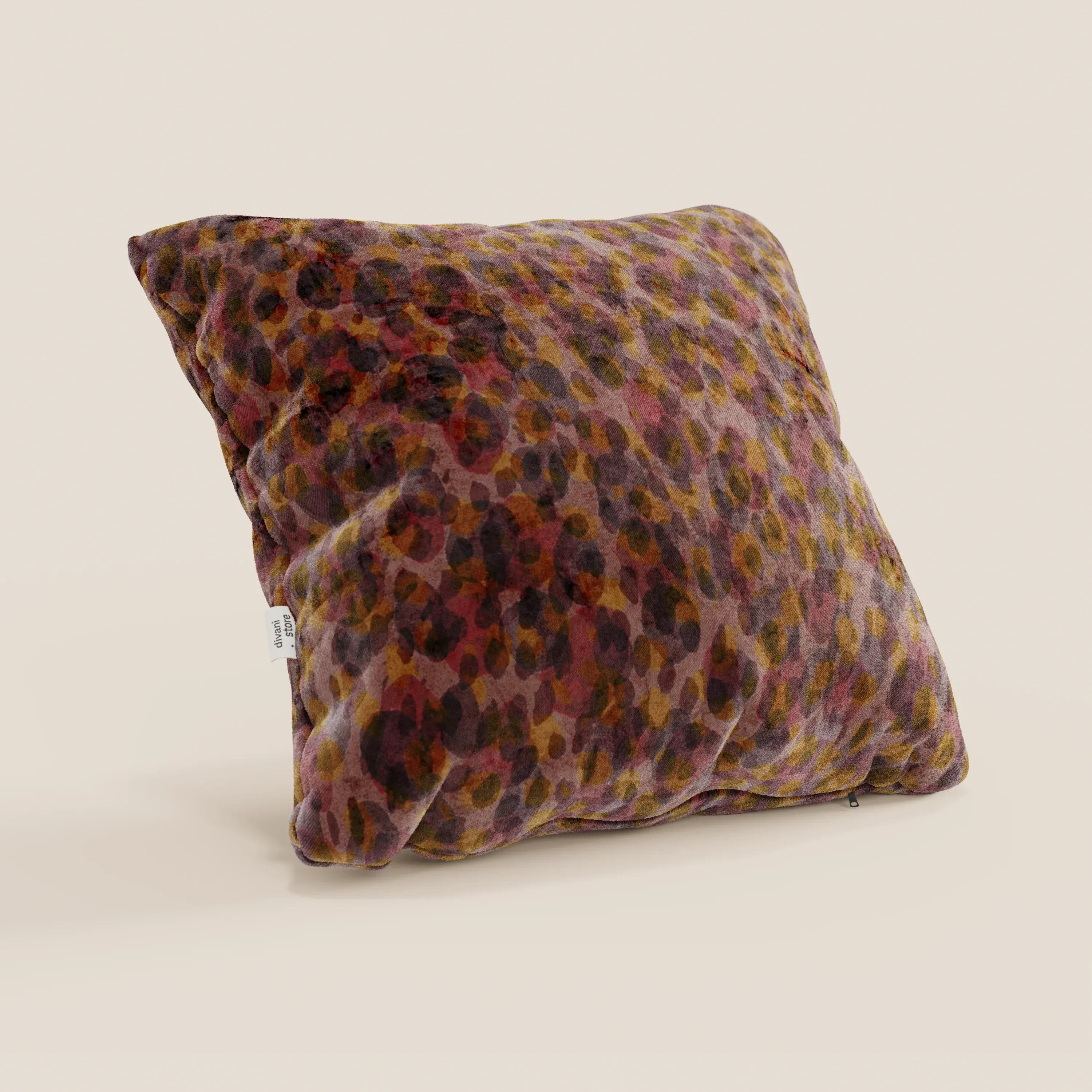 Il cuscino Brush di Divani.Store è un cuscino decorativo moderno (45x45 cm) realizzato in velluto rosso impermeabile, caratterizzato da una texture morbida e disponibile in vari colori. Perfetto come uno dei migliori cuscini decorativi moderni.