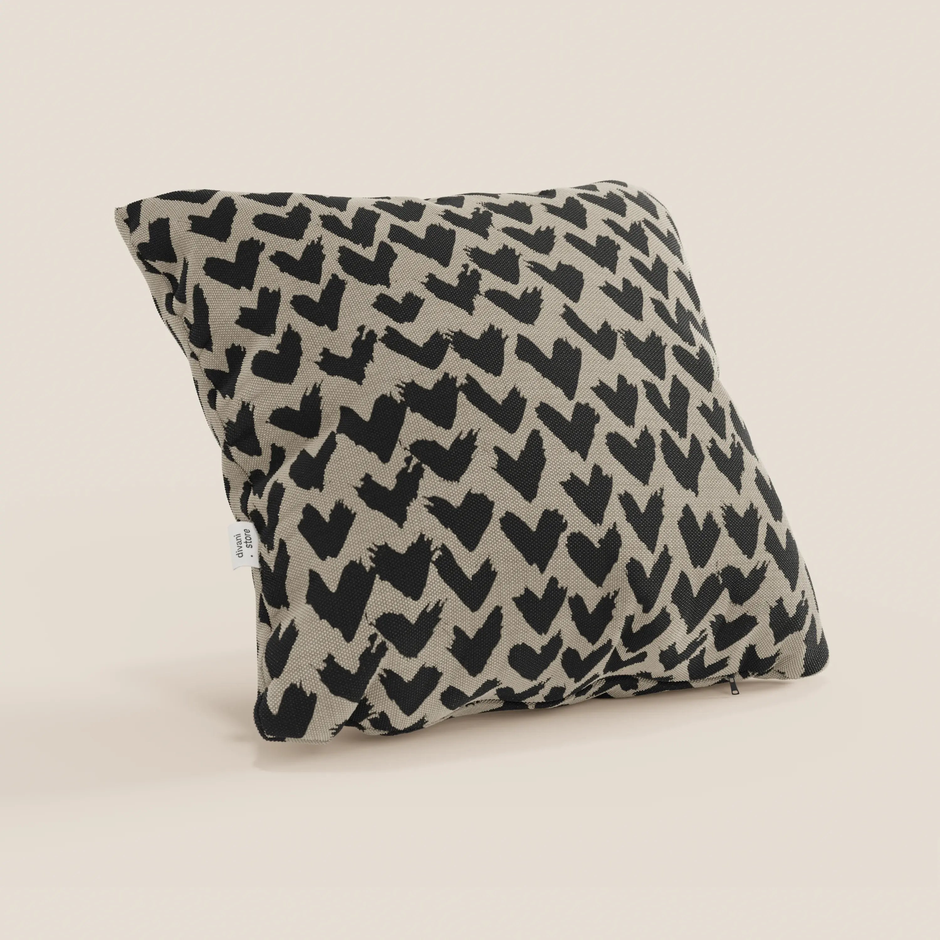 I cuscini geometrici Arrow di Divani.Store sono caratterizzati da una forma quadrata in tessuto idrorepellente tortora, con un audace motivo a cuore astratto nero e una piccola targhetta laterale bianca, perfetta per un arredamento di stile.