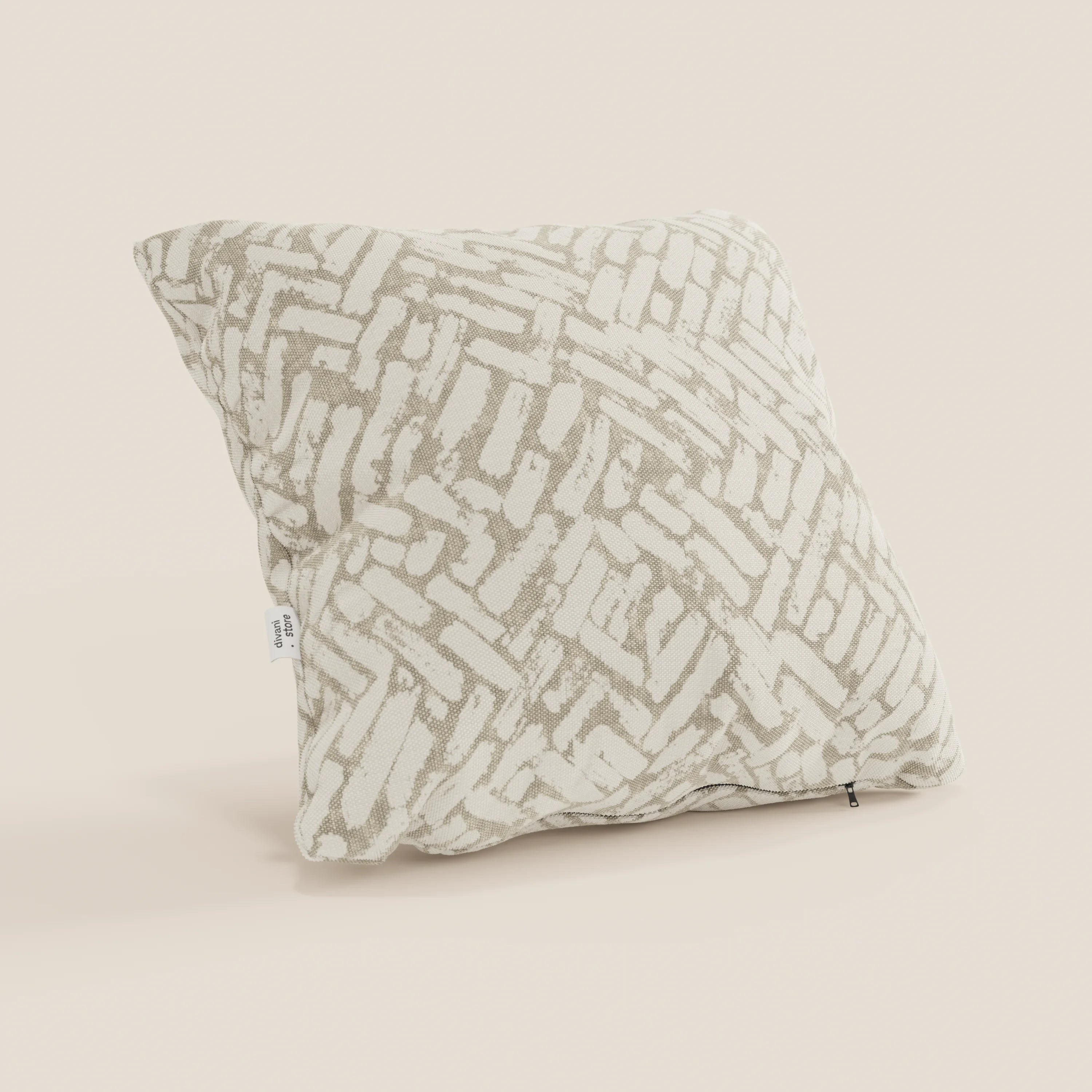 Il cuscino geometrico Brick di Divani.Store è un cuscino decorativo quadrato di colore beige, caratterizzato da un disegno astratto a zig zag. Realizzato in tessuto idrorepellente, offre un tocco moderno e accogliente ed è disponibile in vari colori.