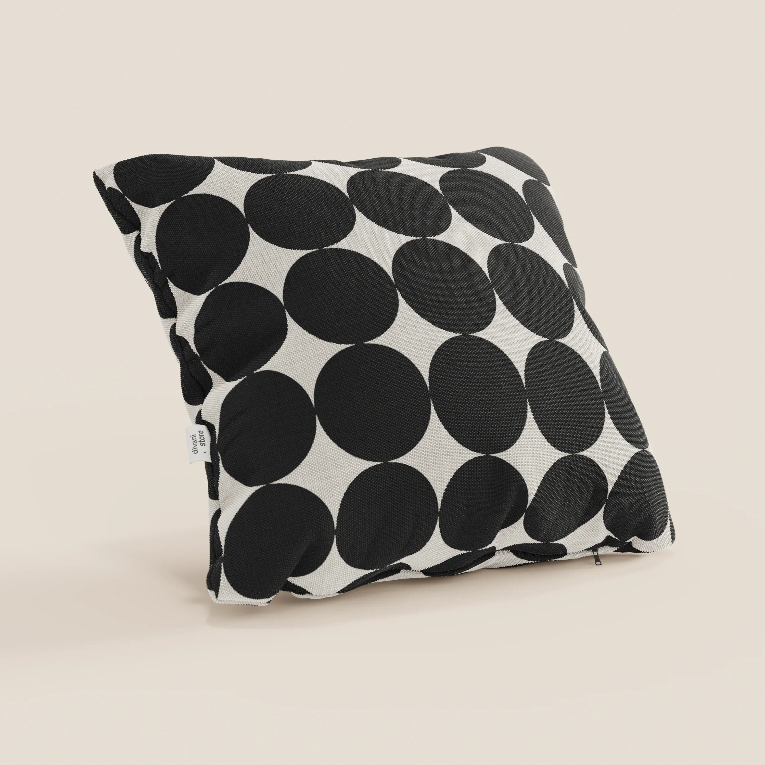 Il cuscino "Dot cuscini geometrici" di Divani.Store è caratterizzato da grandi cerchi neri su un tessuto bianco idrorepellente. Un'etichetta laterale visibile contraddistingue questo elegante cuscino quadrato, mostrato leggermente inclinato su uno sfondo chiaro. Disponibile in vari colori.