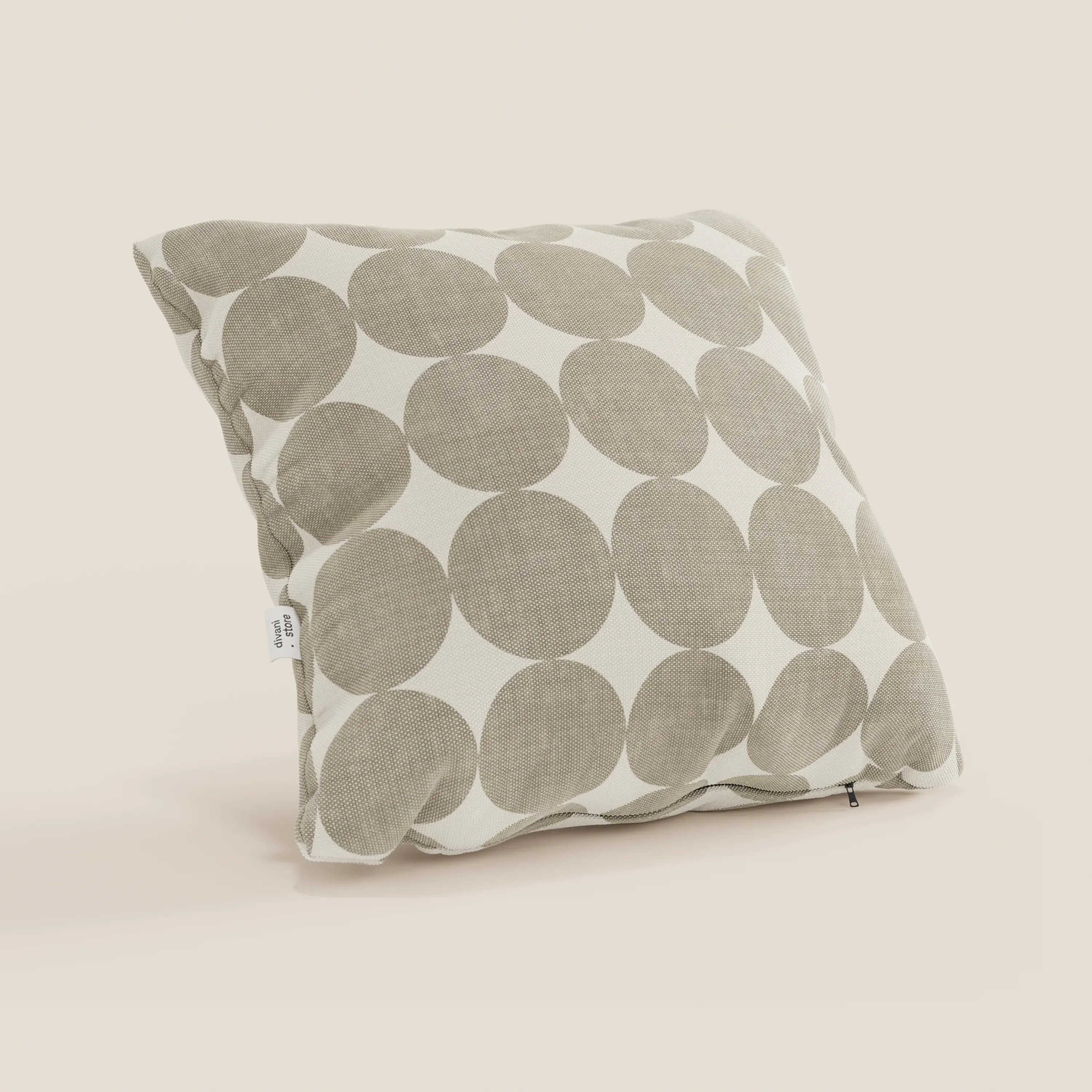 Il cuscino Dot cuscini geometrici di Divani.Store è un cuscino quadrato beige e bianco con grandi cerchi sovrapposti, una piccola etichetta bianca e una cerniera visibile sul fondo. Realizzato in tessuto idrorepellente, è perfetto per un arredamento moderno.
