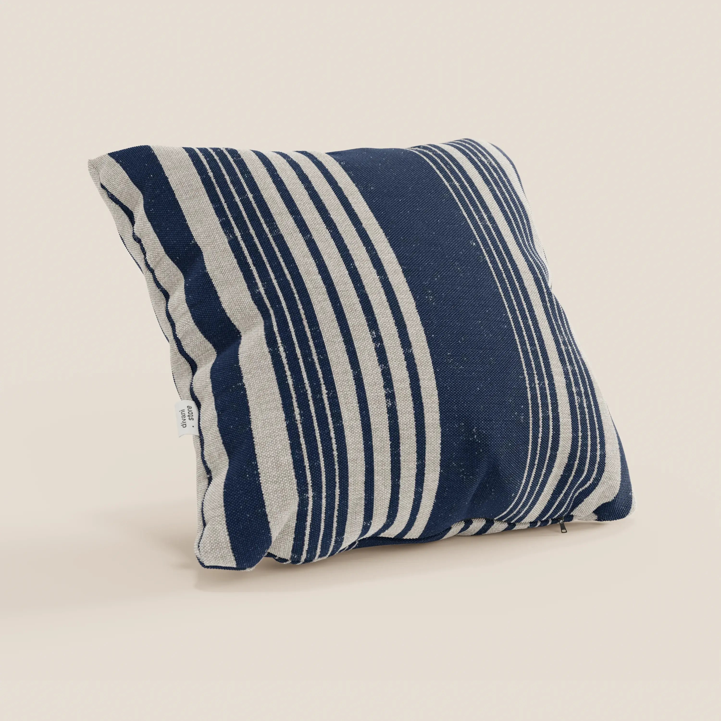 I cuscini a fantasia rigata Divani.Store Line (45x45 cm) in tessuto impermeabile sono caratterizzati da strisce blu e bianco sporco di larghezza variabile su sfondo beige chiaro, ideali per gli amanti dei cuscini decorativi impermeabili.