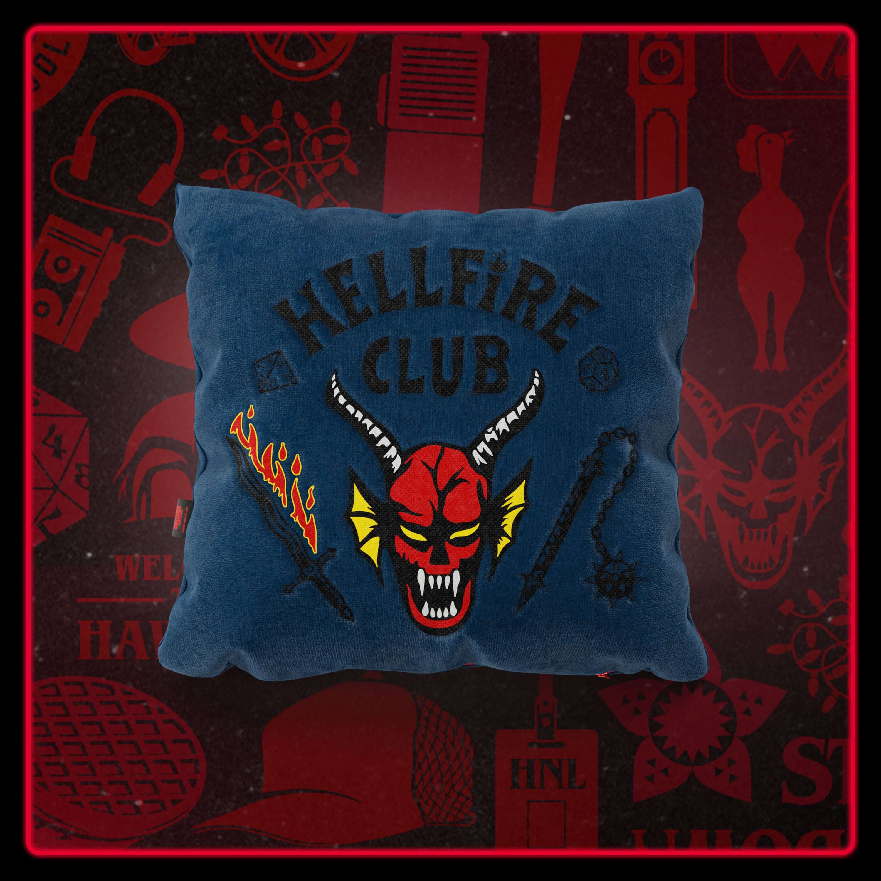 Il Cuscino Hellfire club Stranger Things Limited Edition di Divani.Store, 45x45 cm in tessuto blu smacchiabile con ricamo, è perfetto per i fan grazie al suo design esclusivo e alla tiratura limitata.