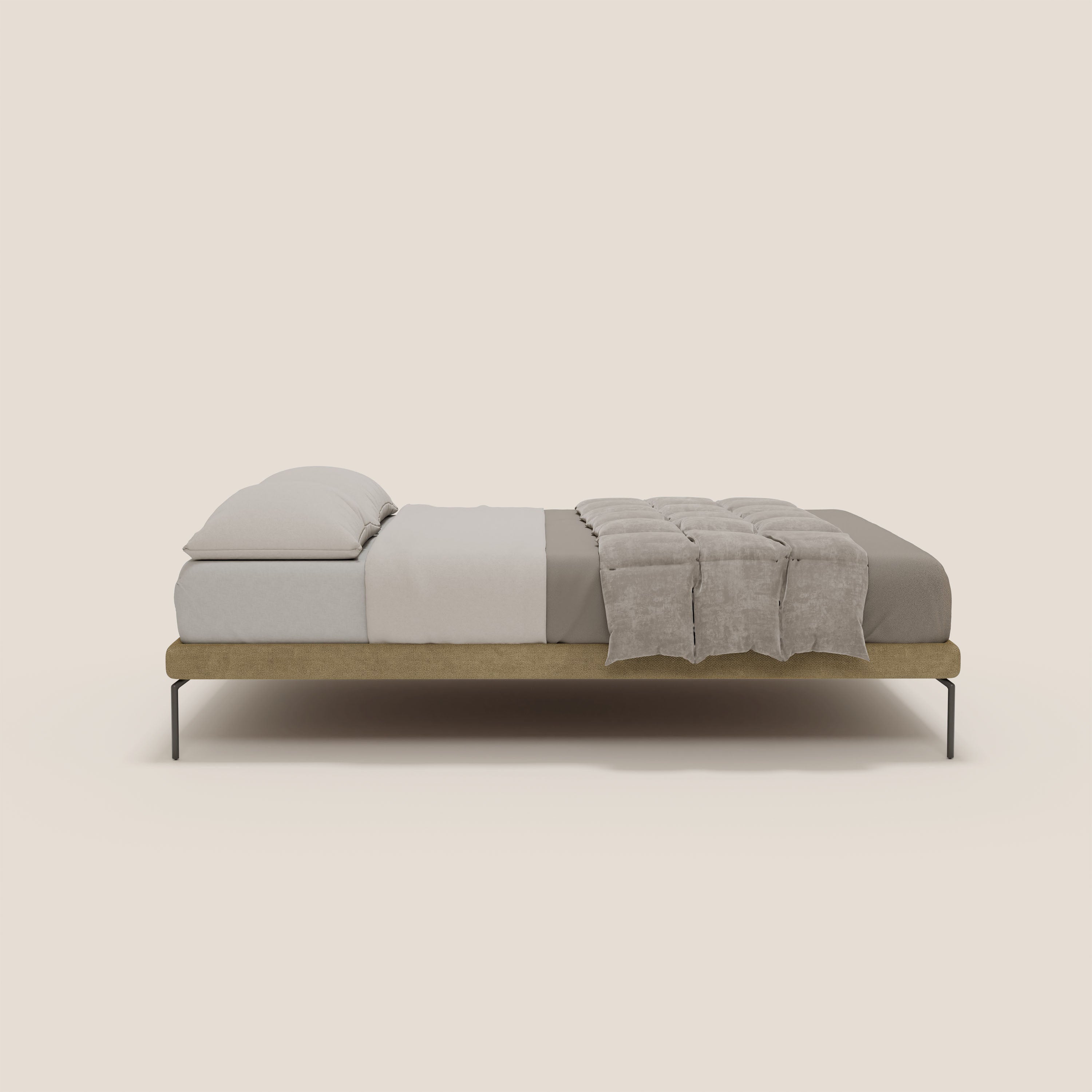 Un letto minimalista di Letti.store presenta il sommier sfoderabile Ring con gambe nere alte 24 cm in tessuto impermeabile T14 beige, abbinato a un materasso beige chiaro, cuscini bianchi, lenzuolo bianco e piumone tortora: la semplicità italiana sul beige.