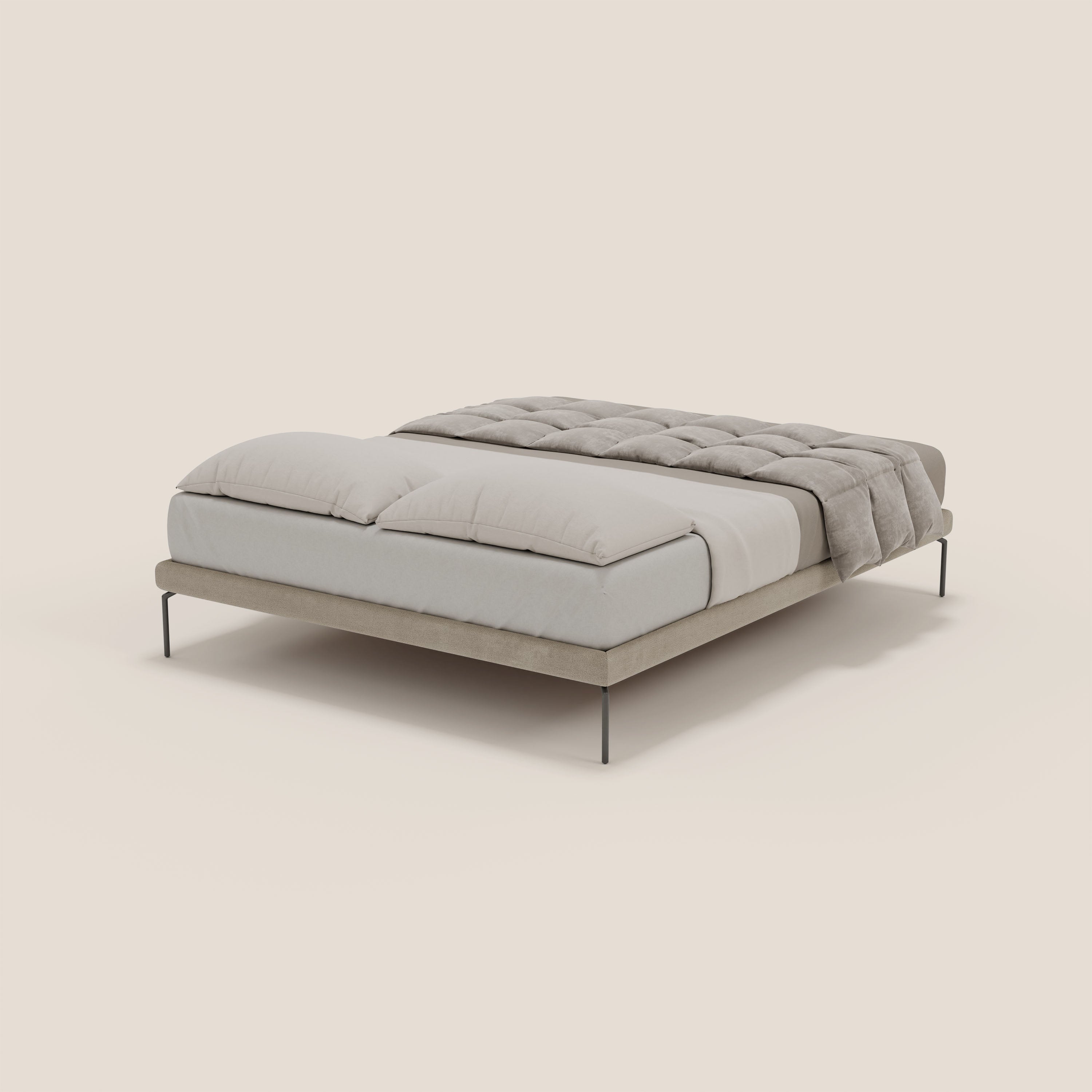 Il sommier sfoderabile Letti.store Ring con gambe in metallo nero alte 24 cm in tessuto impermeabile T14 tortora è caratterizzato da un design minimalista di colore beige, completato da due grandi cuscini e da un piumino grigio chiaro su sfondo tinta unita.