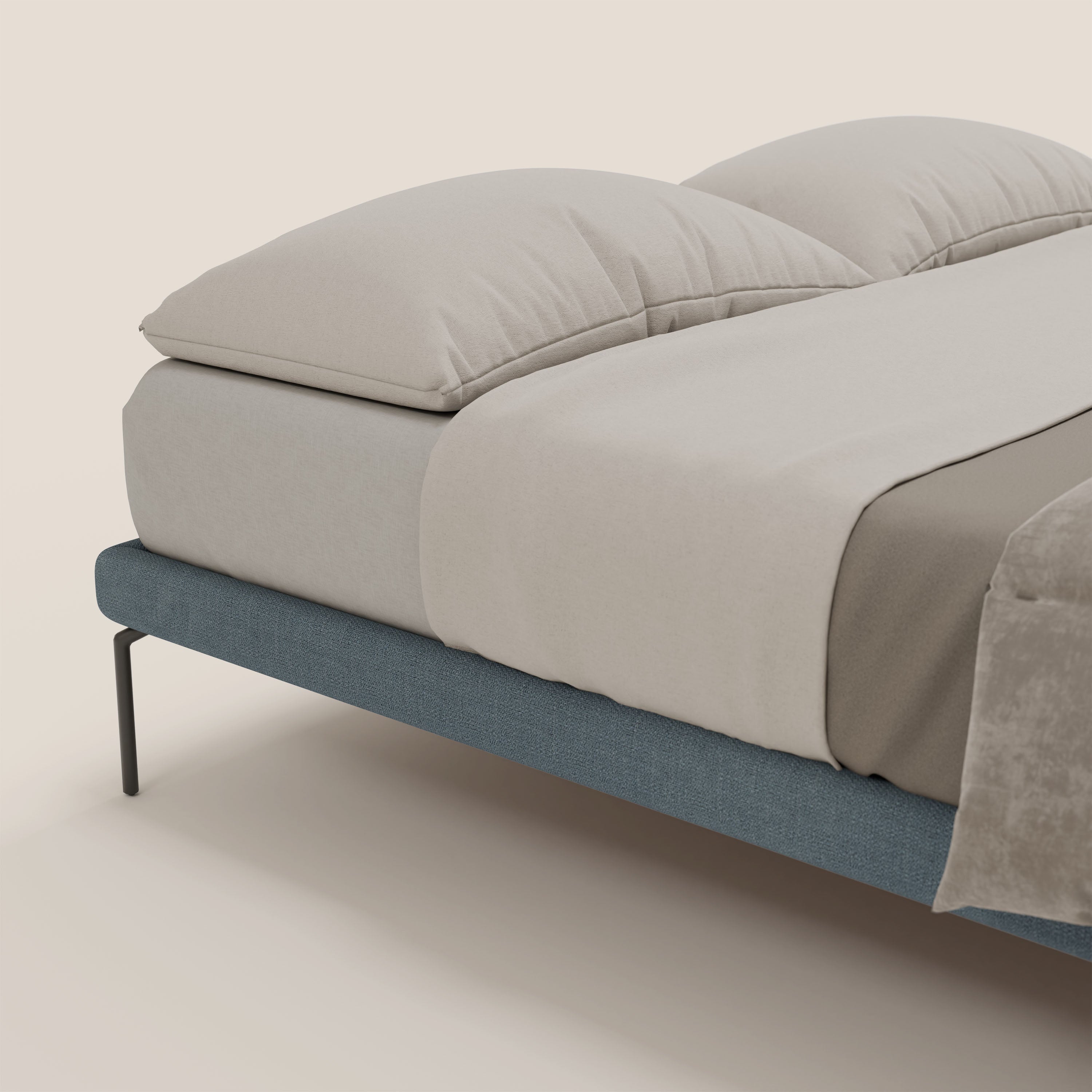 Un primo piano di un letto ben fatto con biancheria da letto beige e un Ring sommier sfoderabile Letti.store in tessuto impermeabile T14 carta da zucchero, con gambe alte 24 cm, che mostra l'eleganza italiana su uno sfondo chiaro.