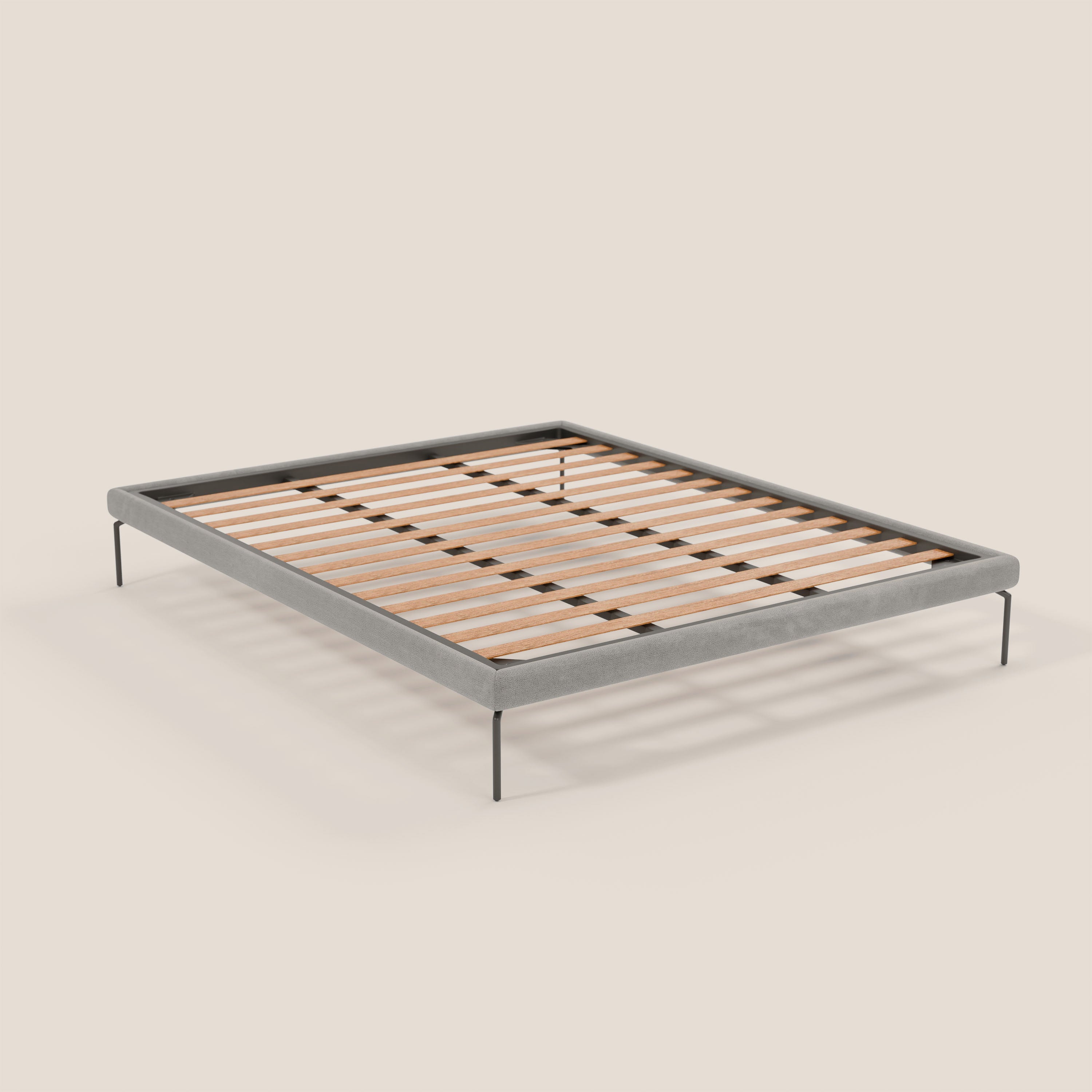 Letti.store Anello sommier sfoderabile con piedi alti 24 cm in tessuto impermeabile T14 grigio chiaro, con giroletto imbottito, doghe in legno e gambe nere sottili. Mostrato senza materasso su sfondo beige chiaro.