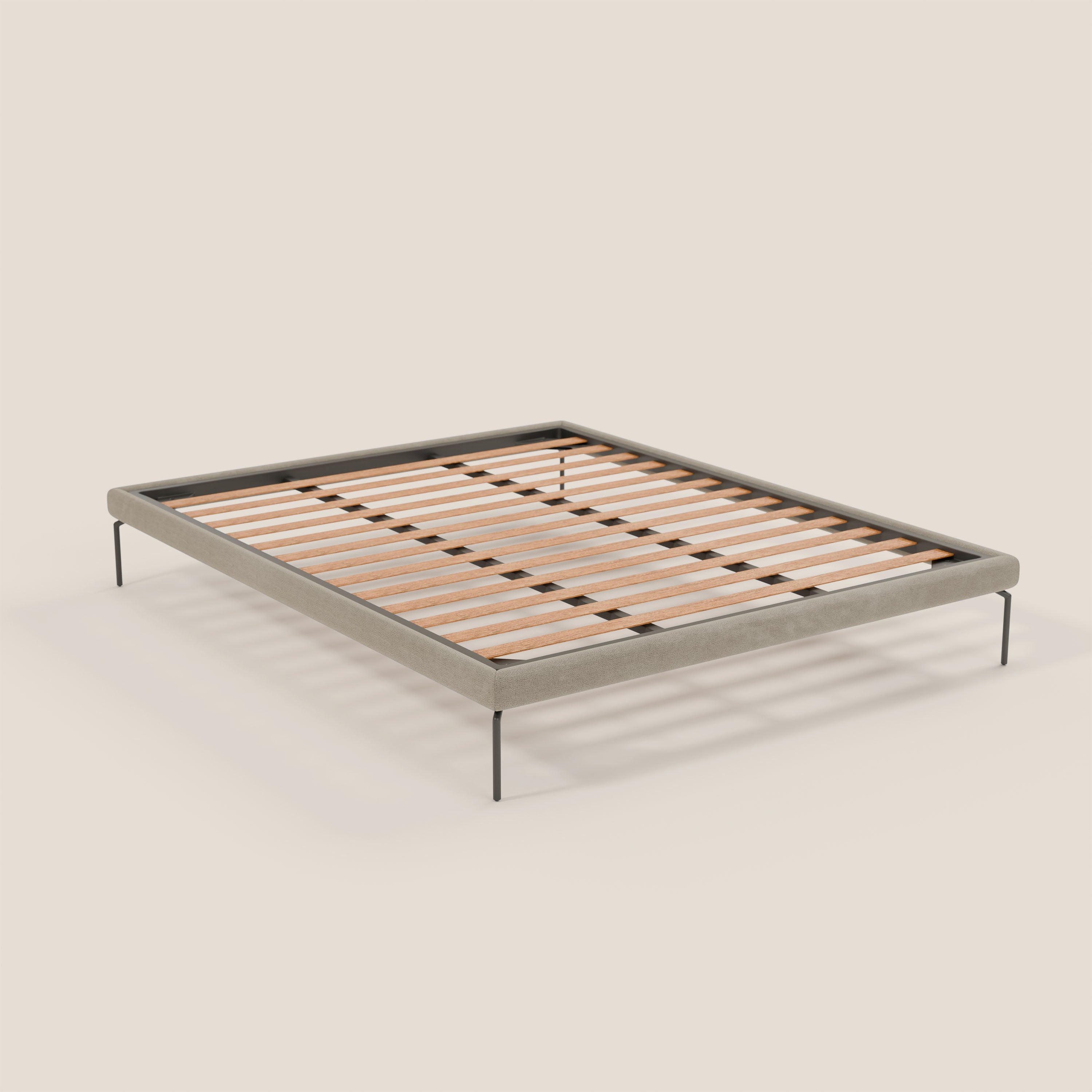 Il sommier sfoderabile Ring di Letti.store è caratterizzato da gambe nere sottili alte 24 cm, da un bordo in tessuto impermeabile T14 grigio tortora e da doghe in legno chiaro uniformemente distanziate per il sostegno del materasso su una base bianco sporco.