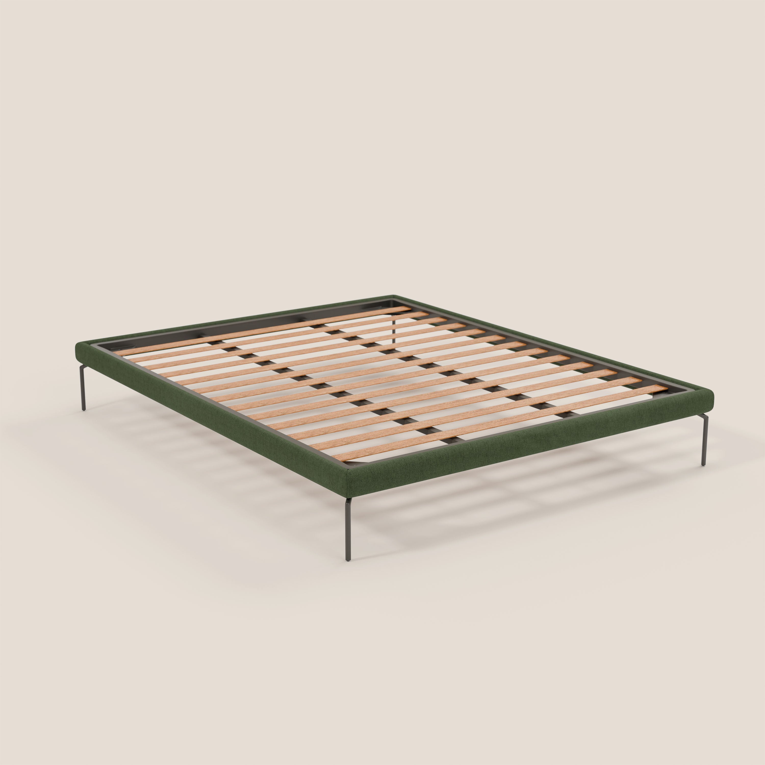 Il sommier sfoderabile Letti.store Ring è caratterizzato da un design minimalista in tessuto impermeabile verde T14, con gambe sottili in metallo nero alte 24 cm e doghe in legno, presentato senza testiera né pediera su uno sfondo beige chiaro.