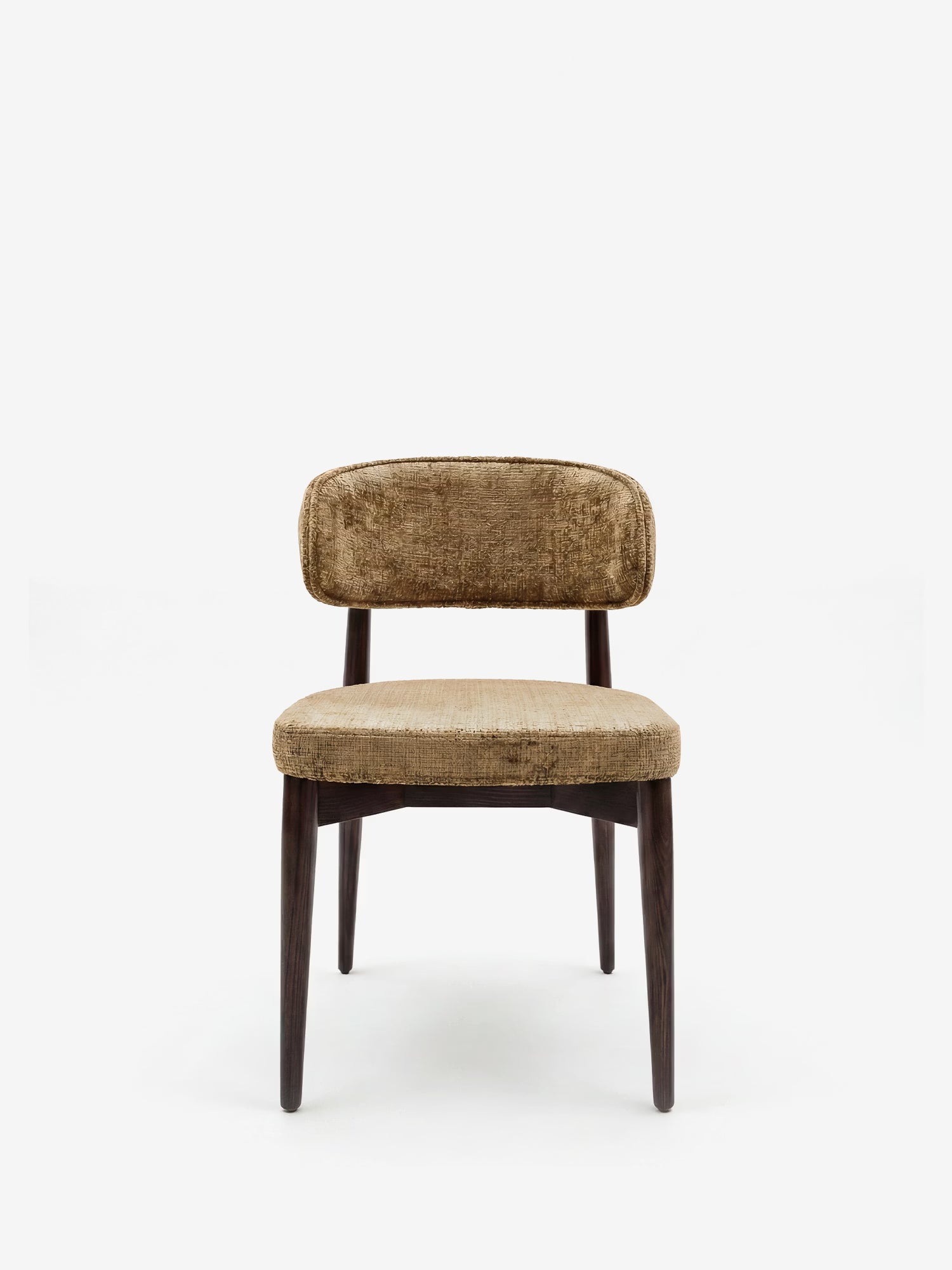 La sedia Dafne di Divani.Store è una sedia in stile mid-century modern con rivestimento in ciniglia certificato OEKO-TEX® e seduta marrone. È dotata di quattro gambe in legno massello di wengé, senza braccioli, ed è raffigurata su uno sfondo bianco a tinta unita, rivolta in avanti.