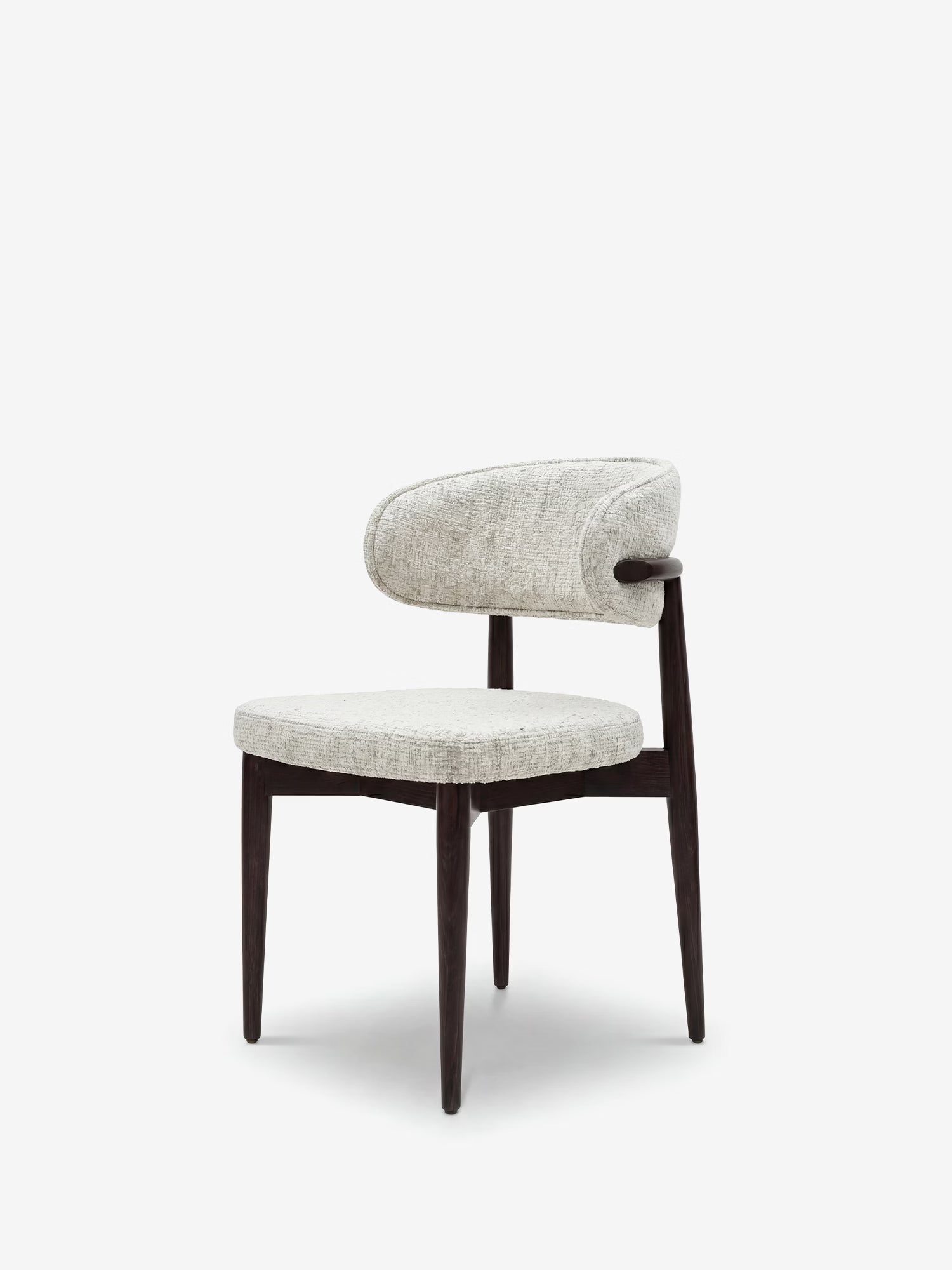 La sedia Dafne di Divani.Store presenta un design minimalista con schienale e seduta curvi e imbottiti in ciniglia grigio chiaro certificata OEKO-TEX®, poggianti su quattro gambe in legno massello di wengé. Perfetta per interni moderni, qui raffigurata su uno sfondo bianco.