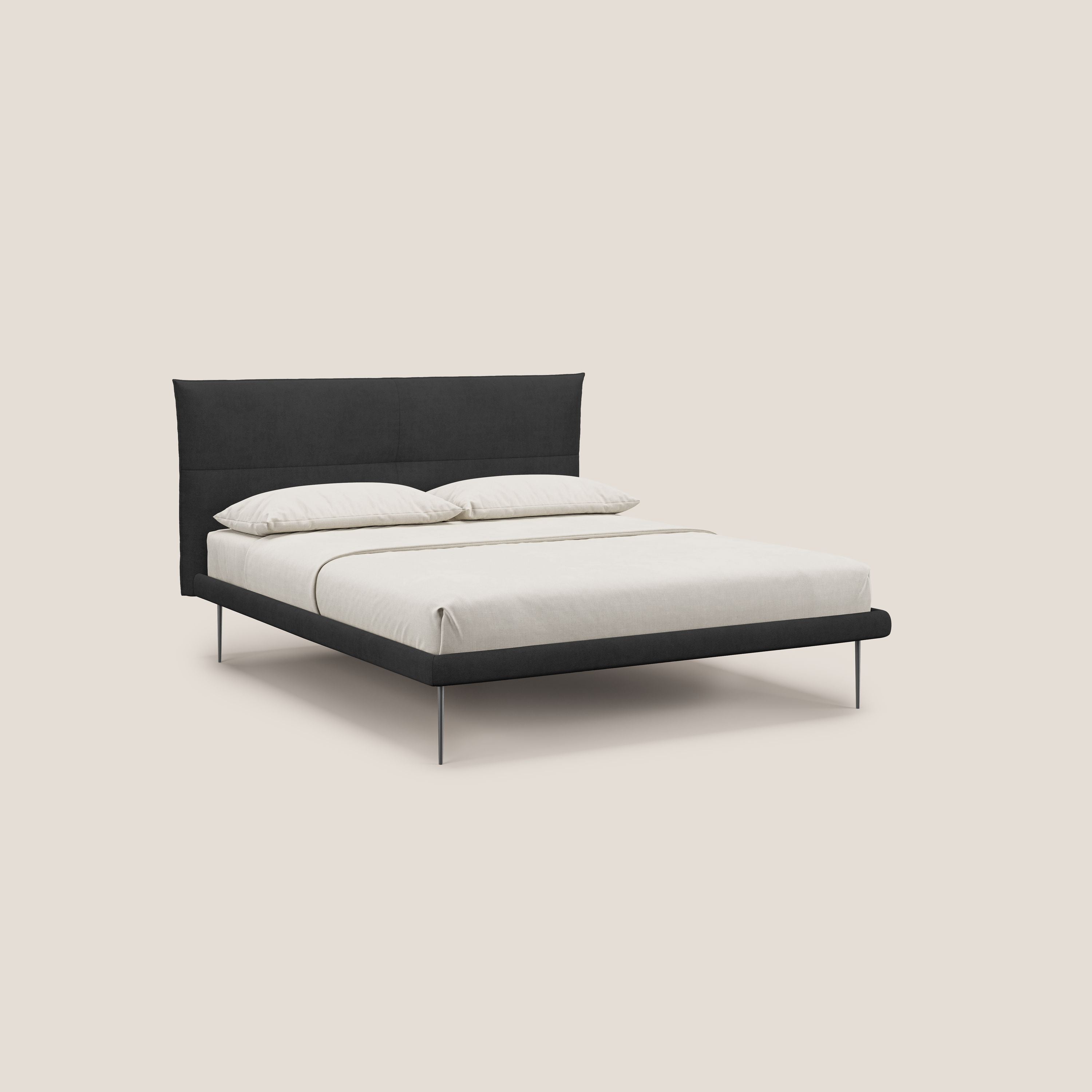 Akiko letto imbottito con piedi alti in metallo in tessuto impermeabile T02 nero - divani.store