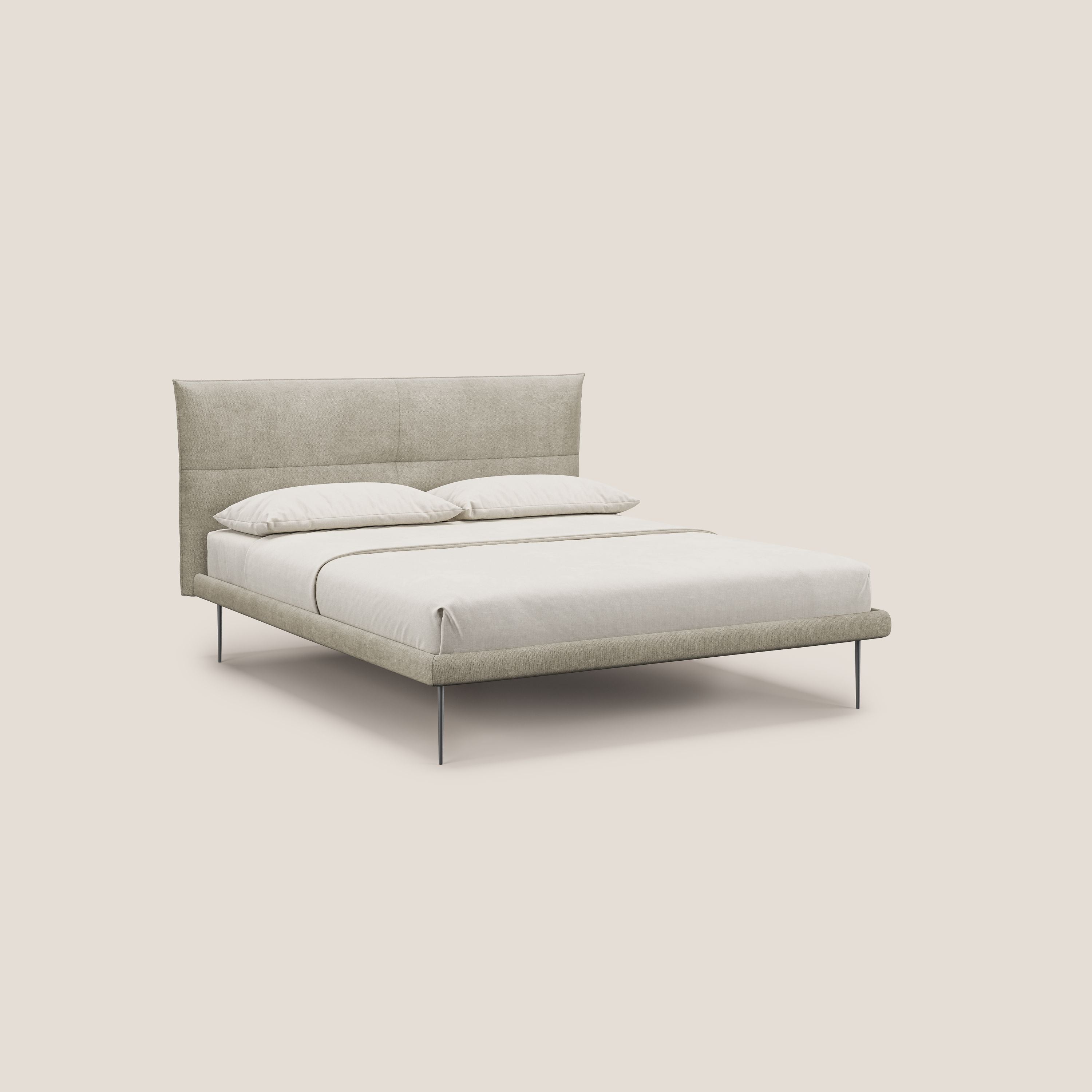 Akiko letto imbottito con piedi alti in metallo in tessuto impermeabile T02 panna - divani.store
