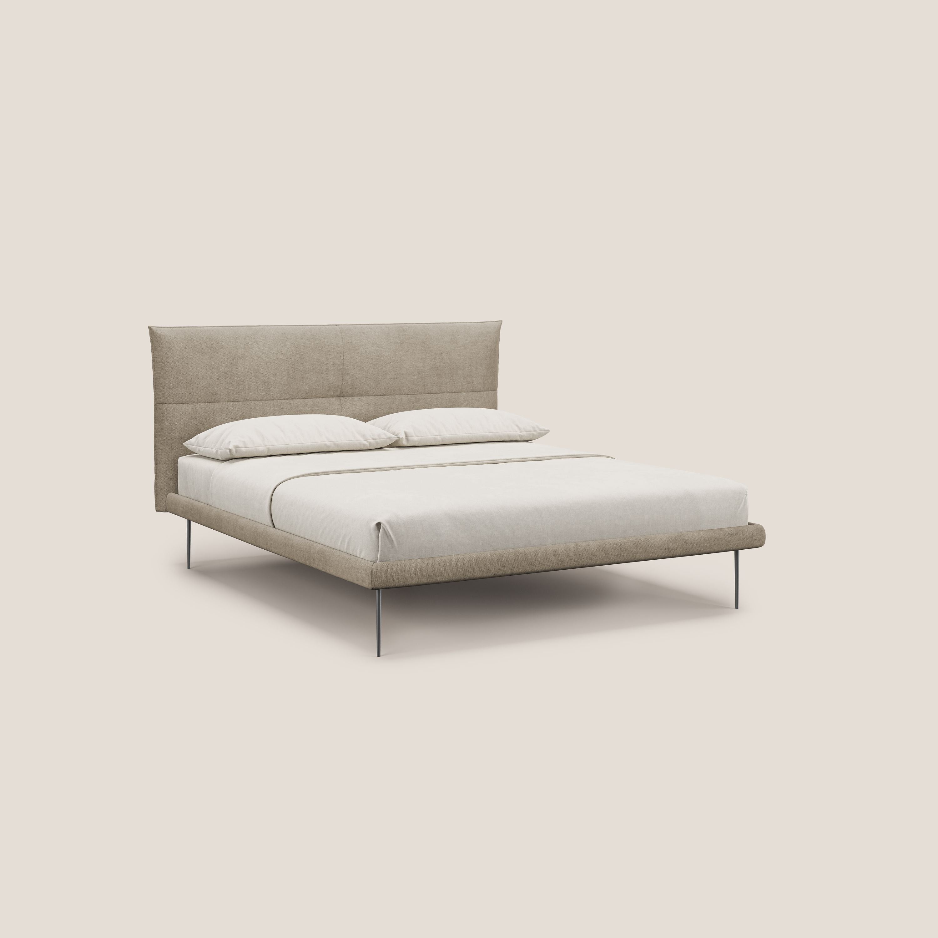 Akiko letto imbottito con piedi alti in metallo in tessuto impermeabile T02 beige - divani.store