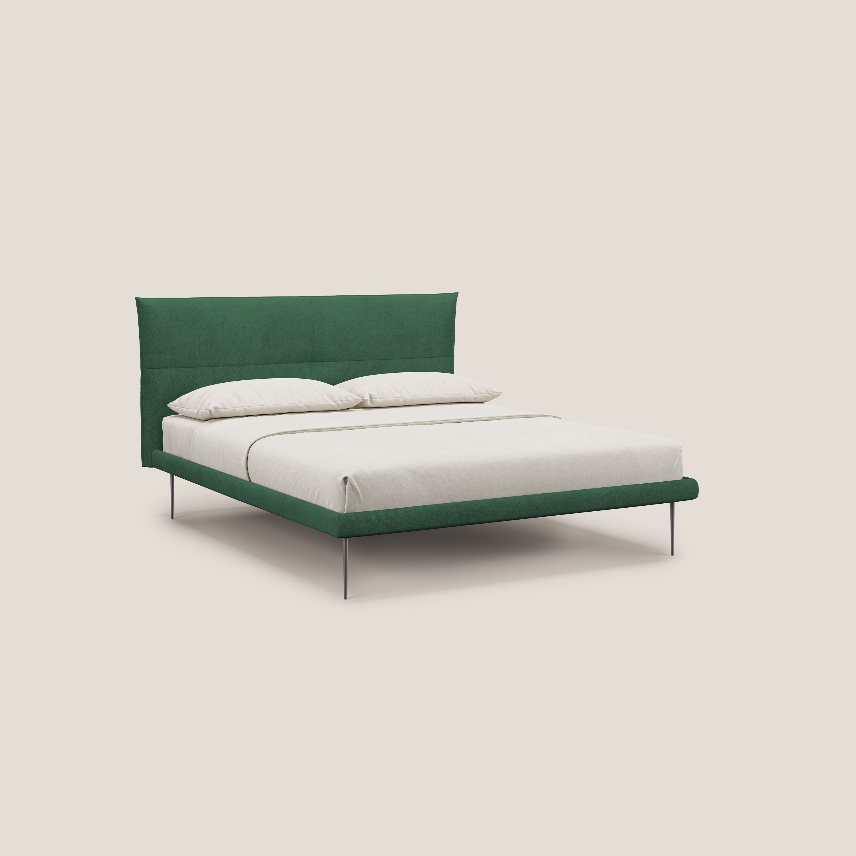 Akiko letto imbottito con piedi alti in metallo in tessuto impermeabile T02 verde - divani.store