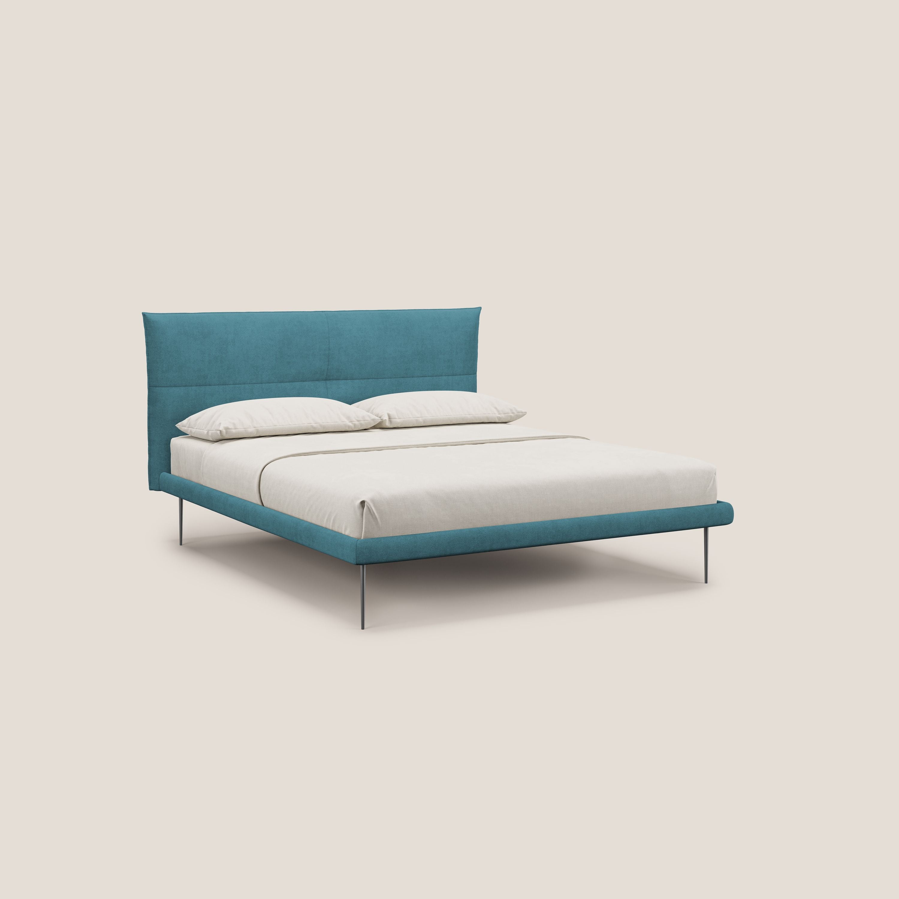 Akiko letto imbottito con piedi alti in metallo in tessuto impermeabile T02 azzurro - divani.store