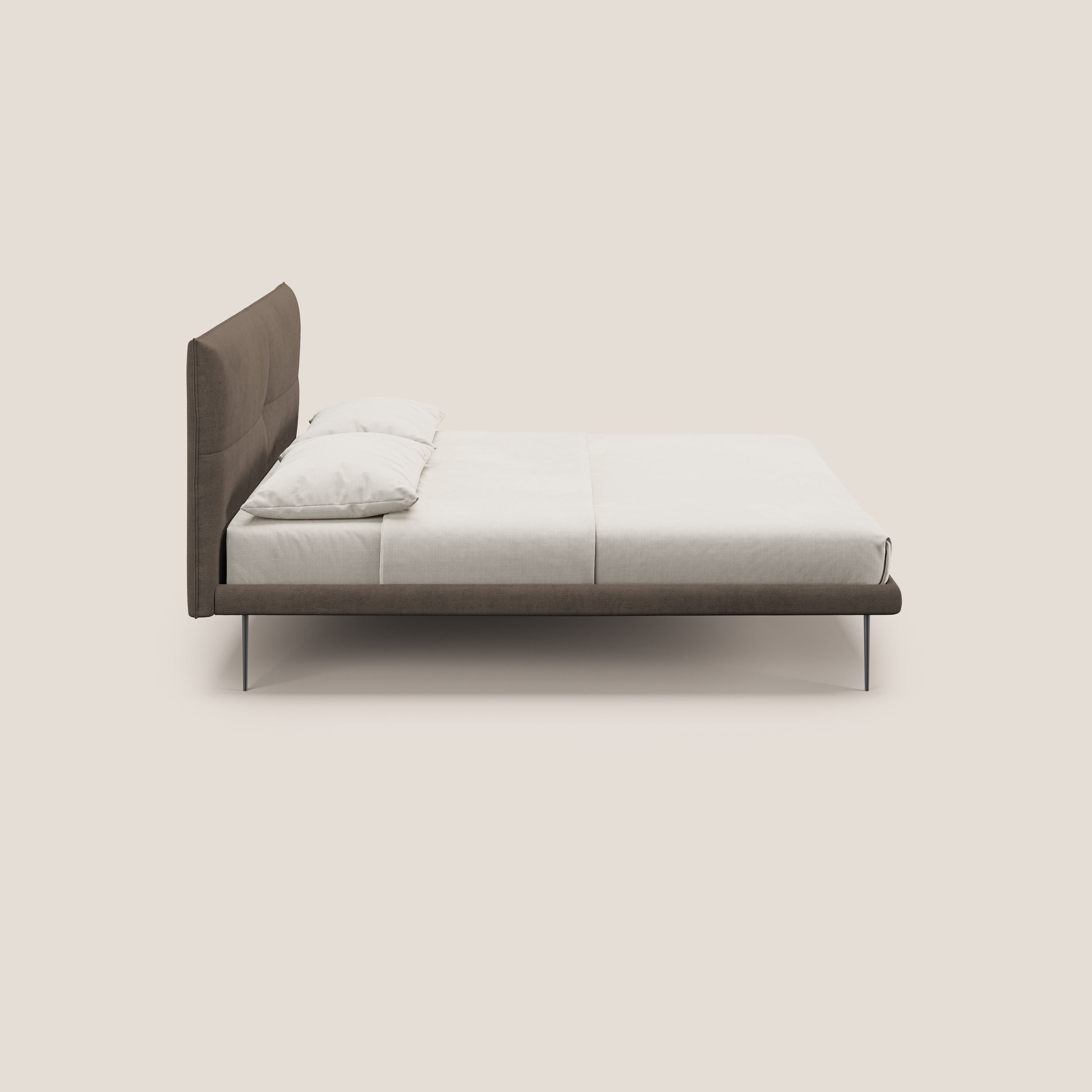 Akiko letto imbottito con piedi alti in metallo in tessuto impermeabile T02 marrone - divani.store