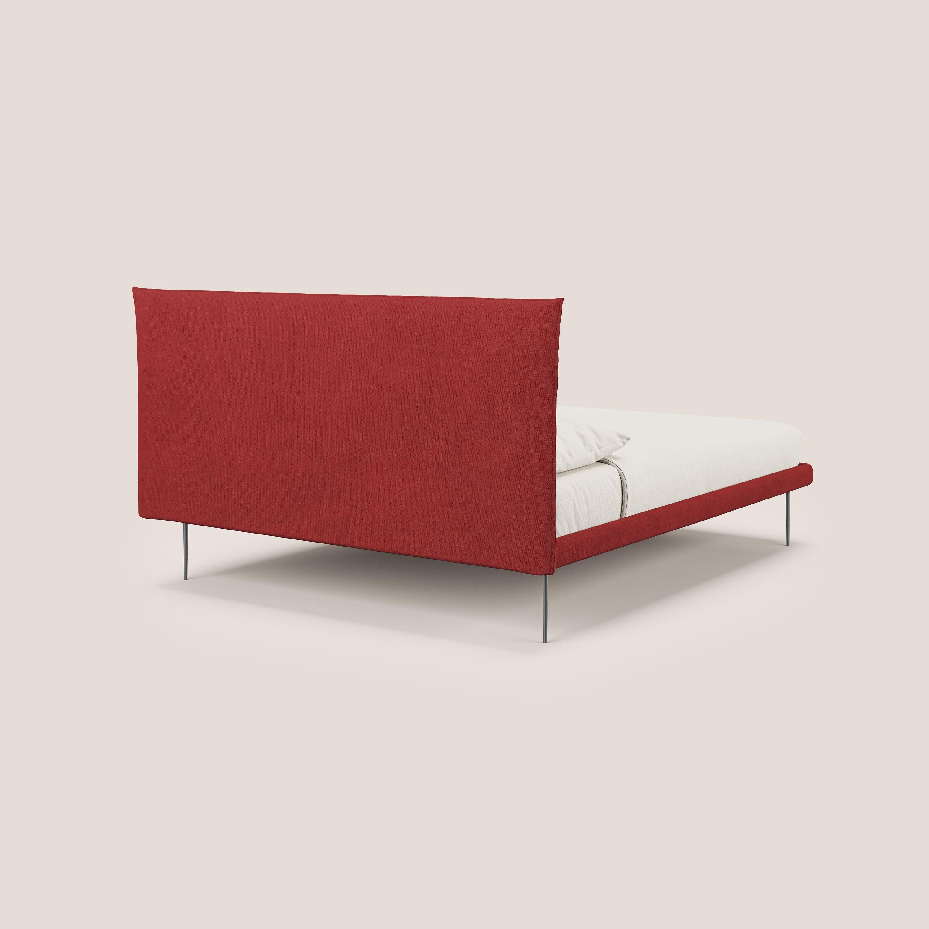 Akiko letto imbottito con piedi alti in metallo in tessuto impermeabile T02 rosso - divani.store
