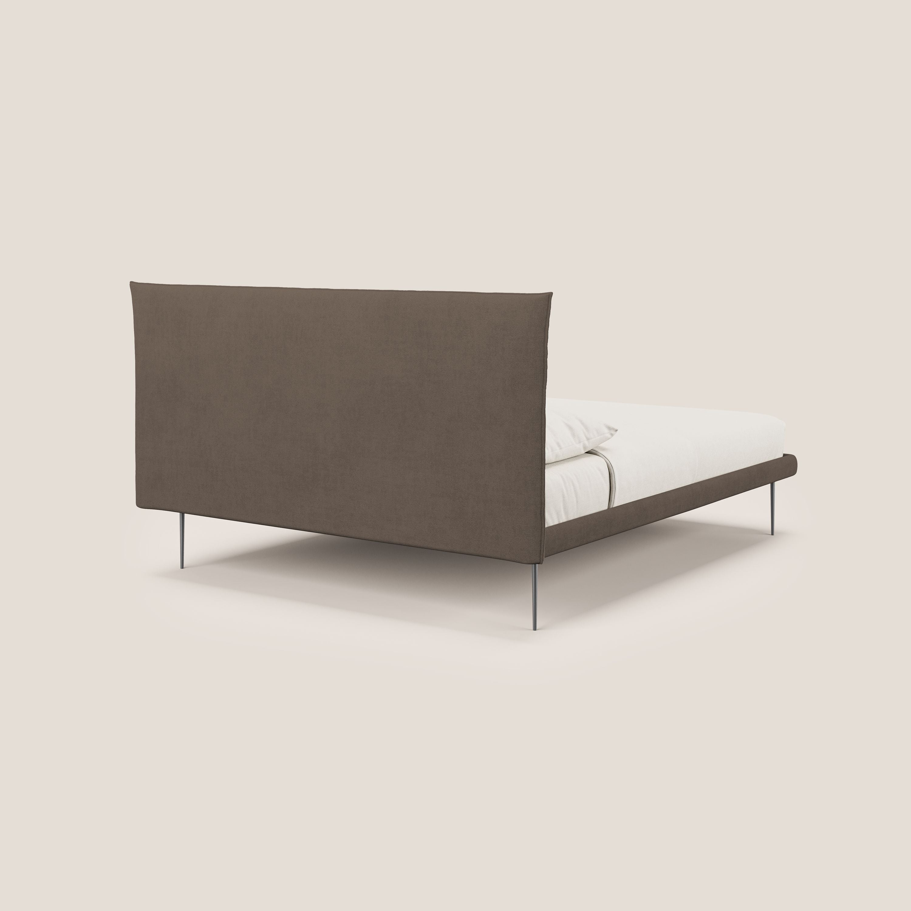 Akiko letto imbottito con piedi alti in metallo in tessuto impermeabile T02 marrone - divani.store