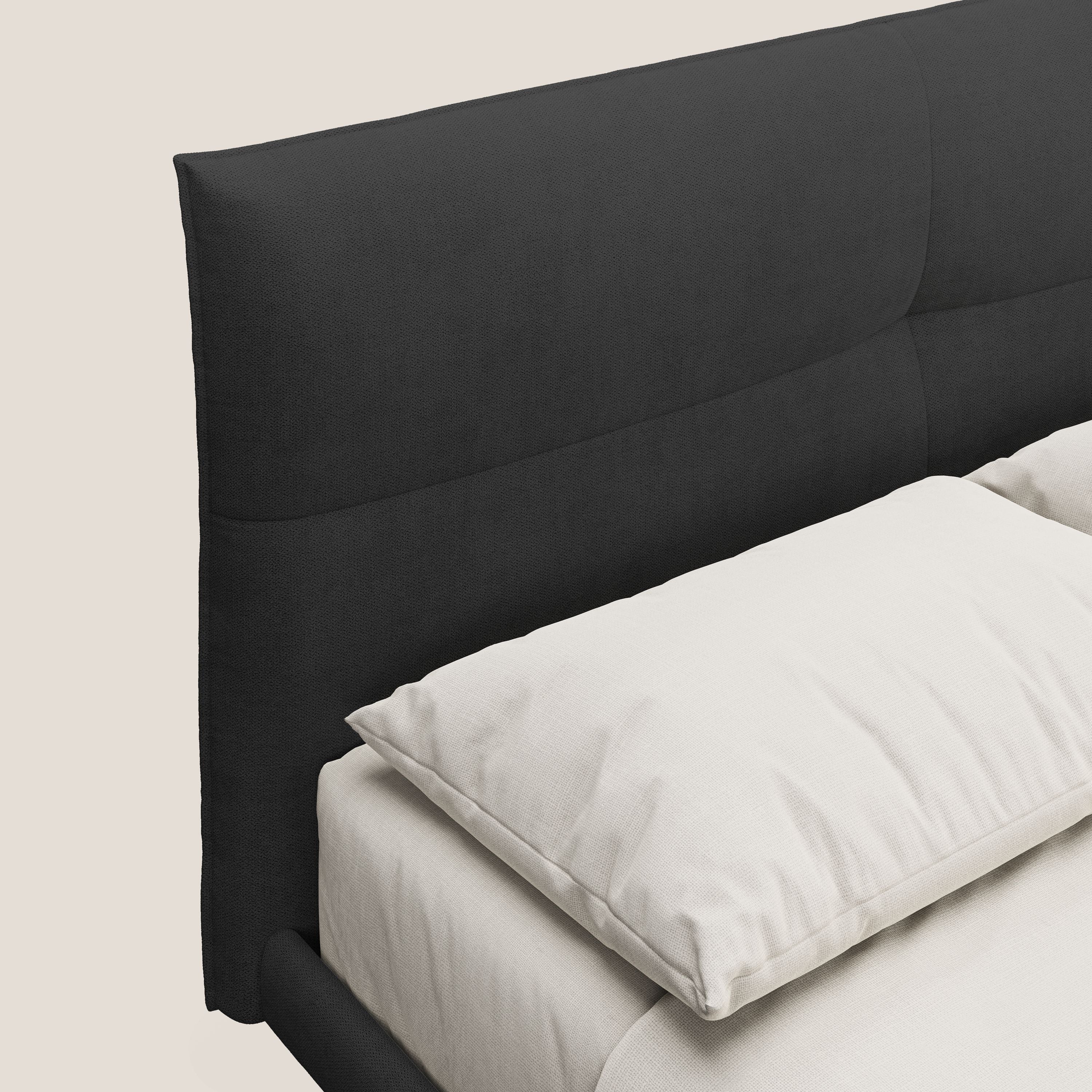 Akiko letto imbottito con piedi alti in metallo in tessuto impermeabile T02 nero - divani.store