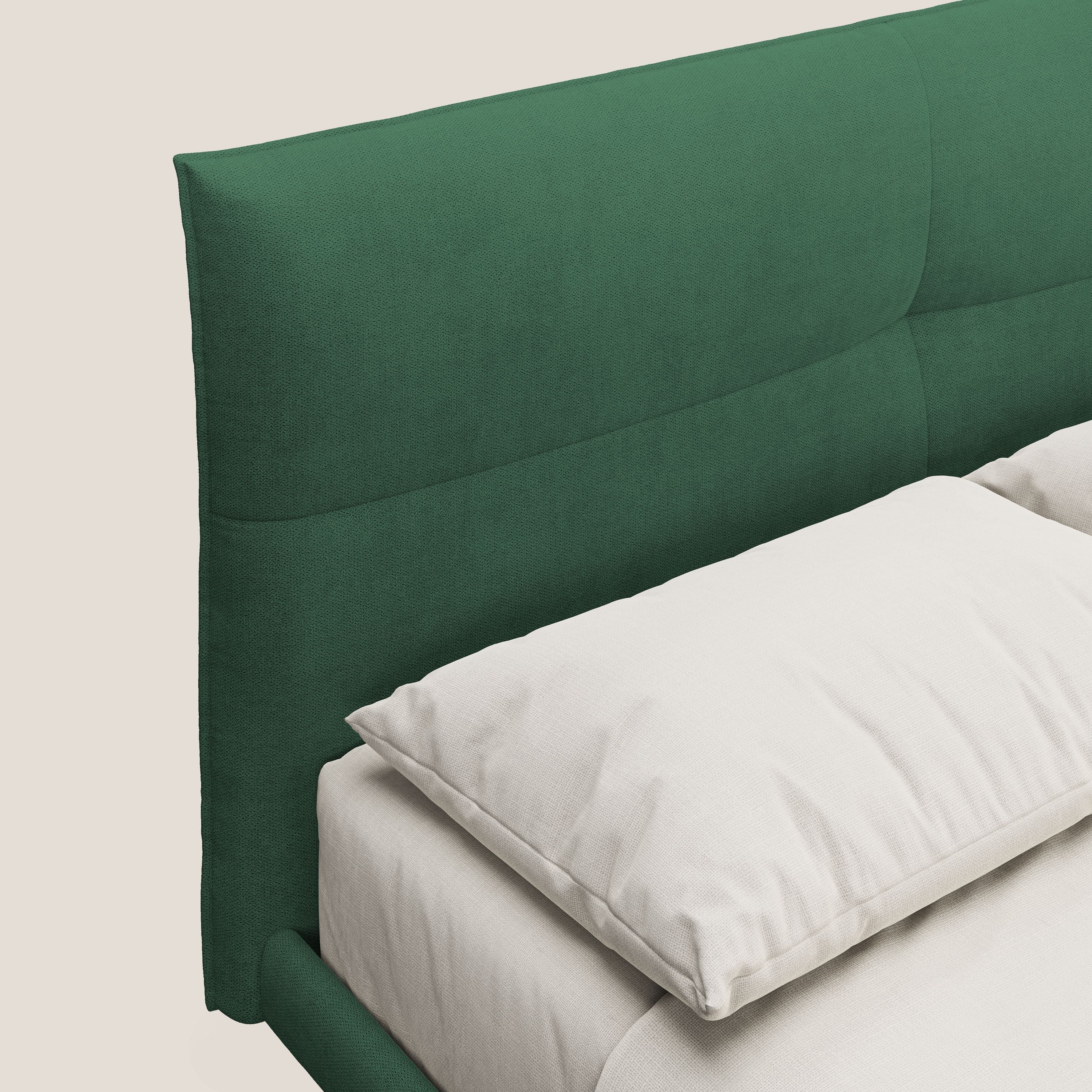 Akiko letto imbottito con piedi alti in metallo in tessuto impermeabile T02 verde - divani.store