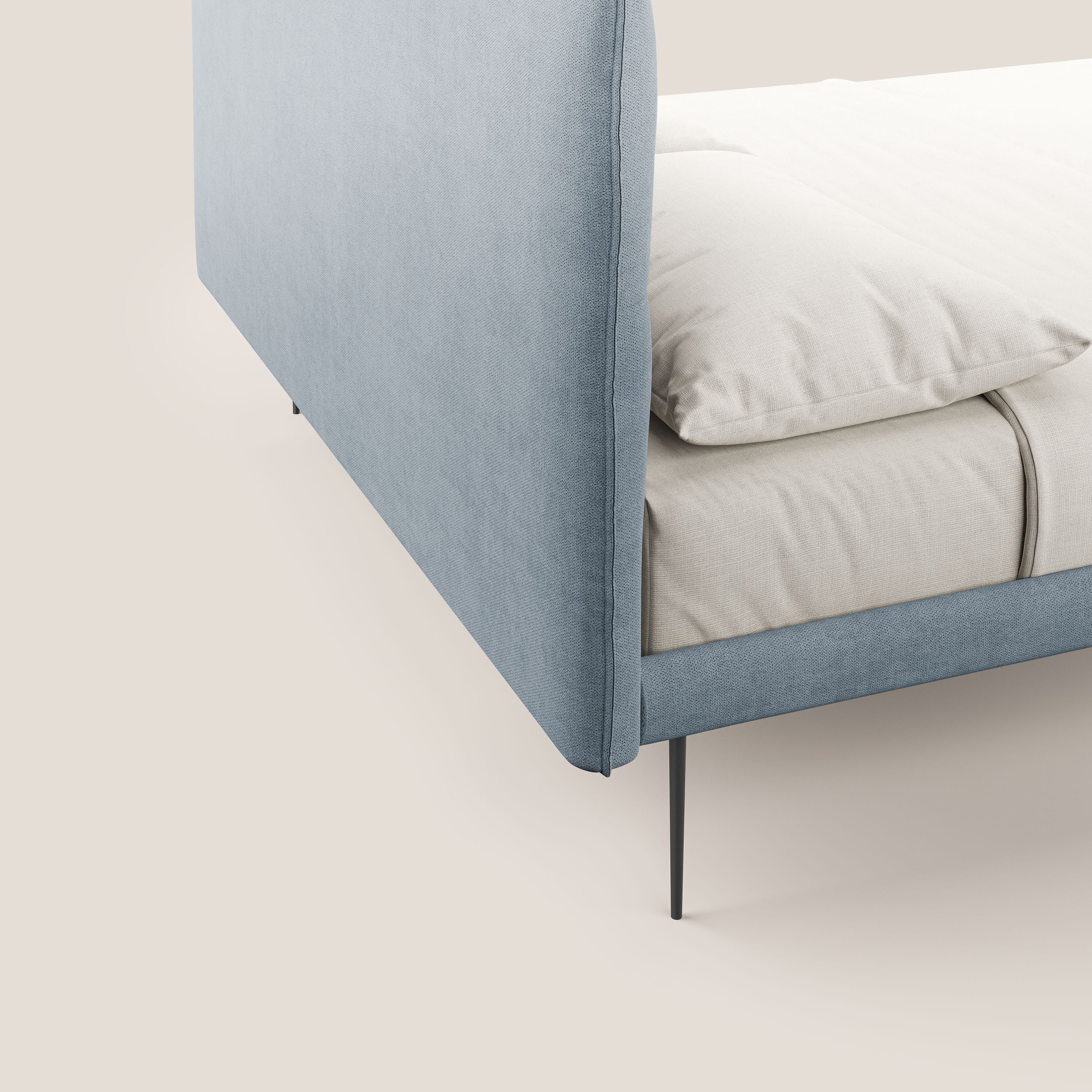 Akiko letto imbottito con piedi alti in metallo in tessuto impermeabile T02 carta da zucchero - divani.store