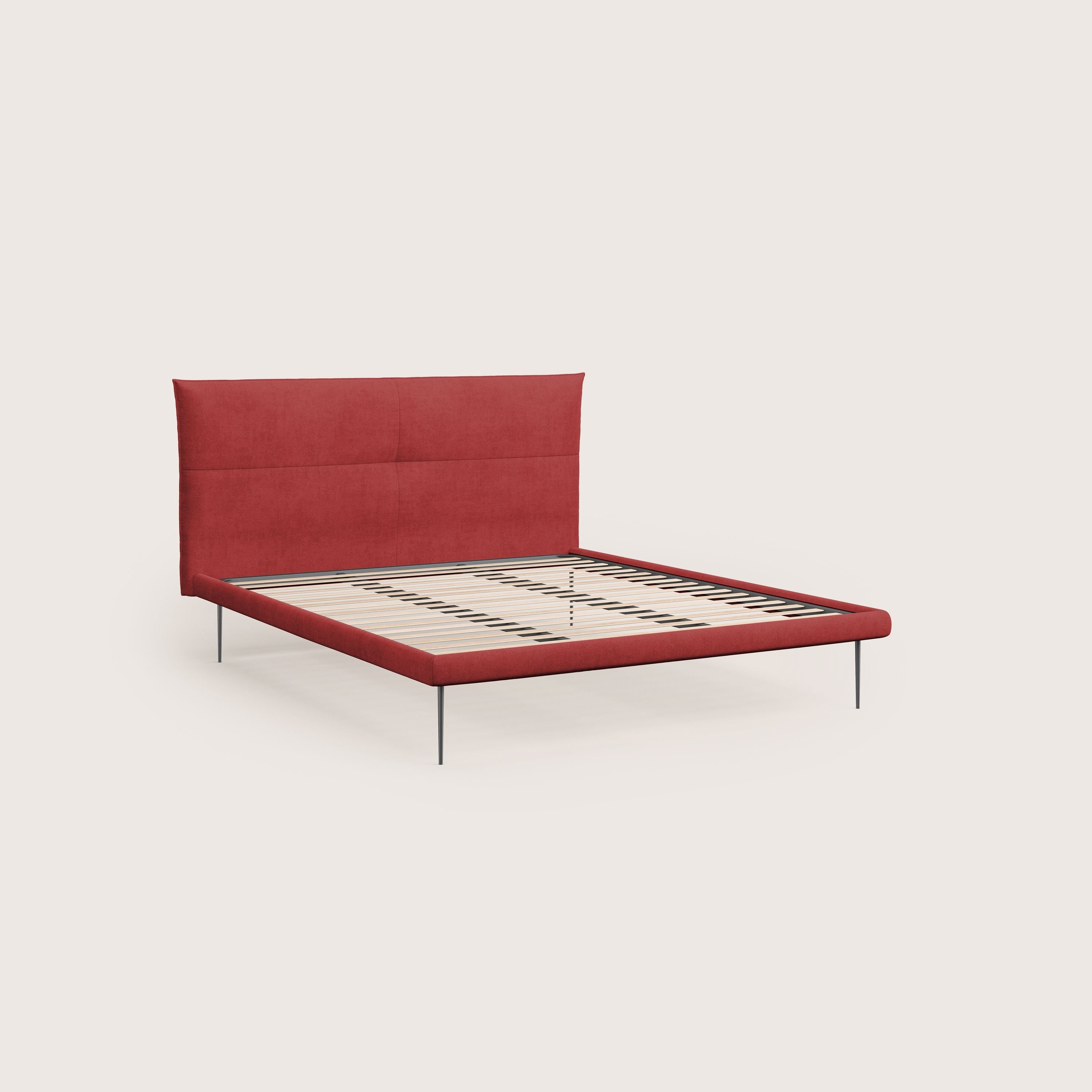 Akiko letto imbottito con piedi alti in metallo in tessuto impermeabile T02 rosso - divani.store