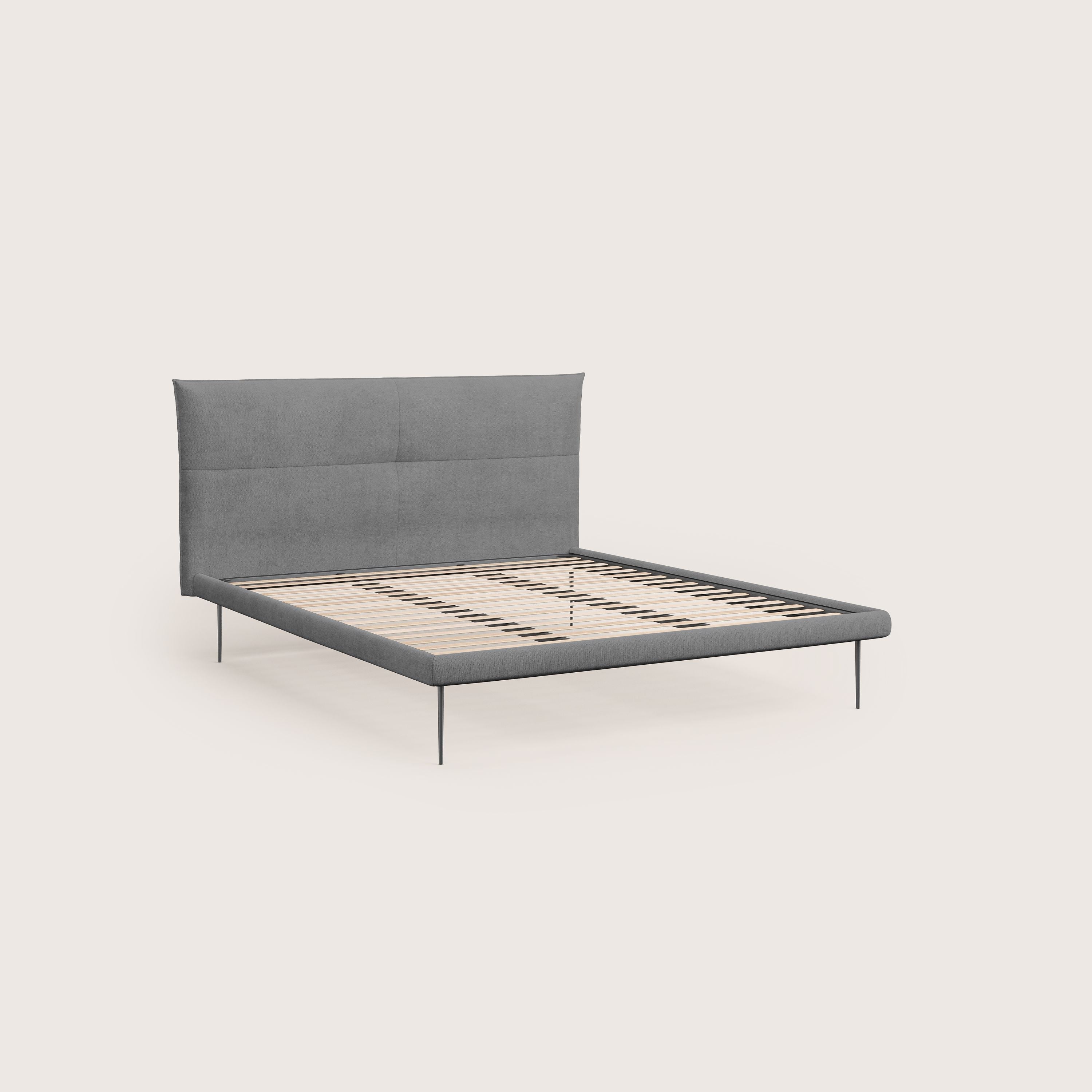 Akiko letto imbottito con piedi alti in metallo in tessuto impermeabile T02 grigio - divani.store