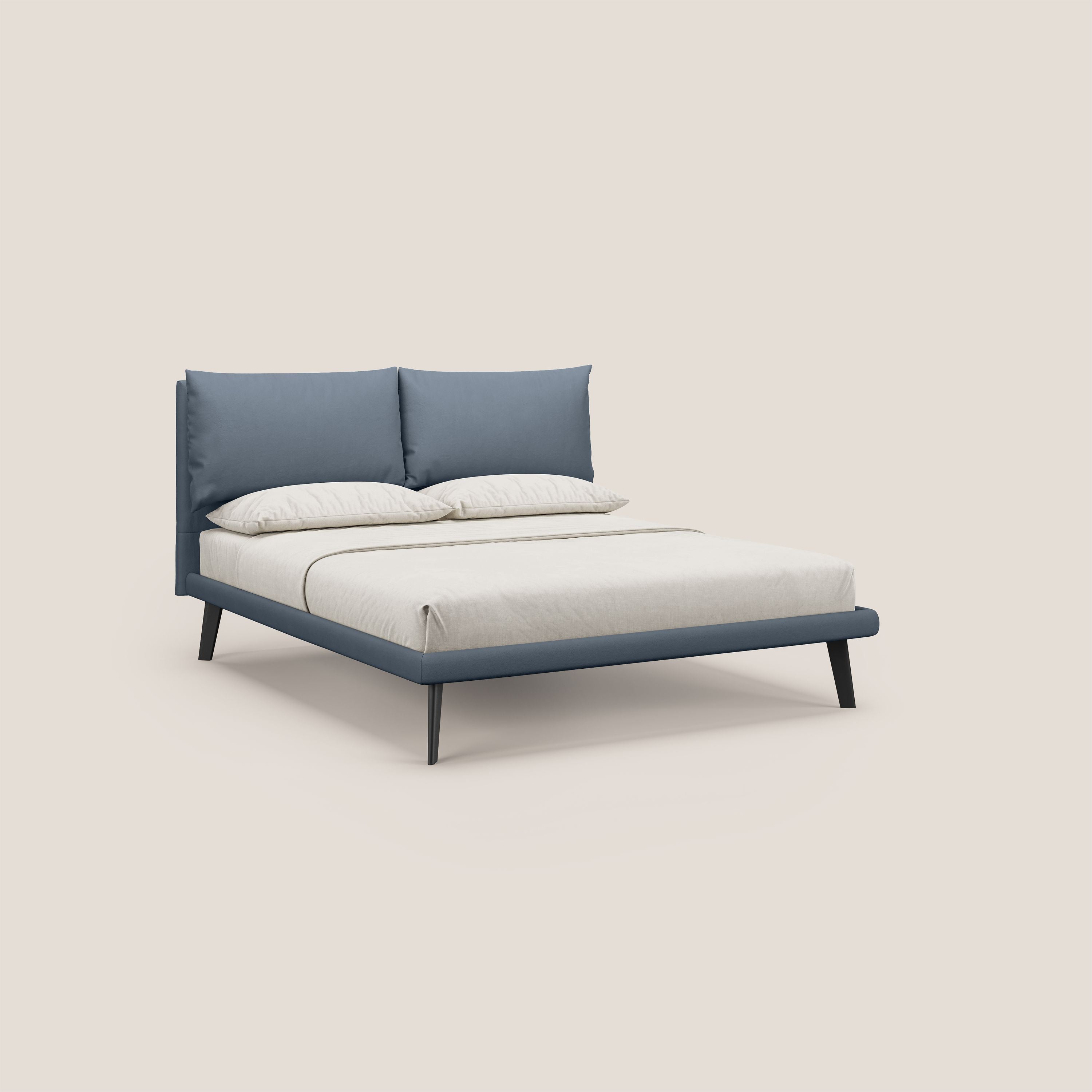 Astrid letto imbottito con piedi in legno in microfibra smacchiabile T11 carta da zucchero - divani.store