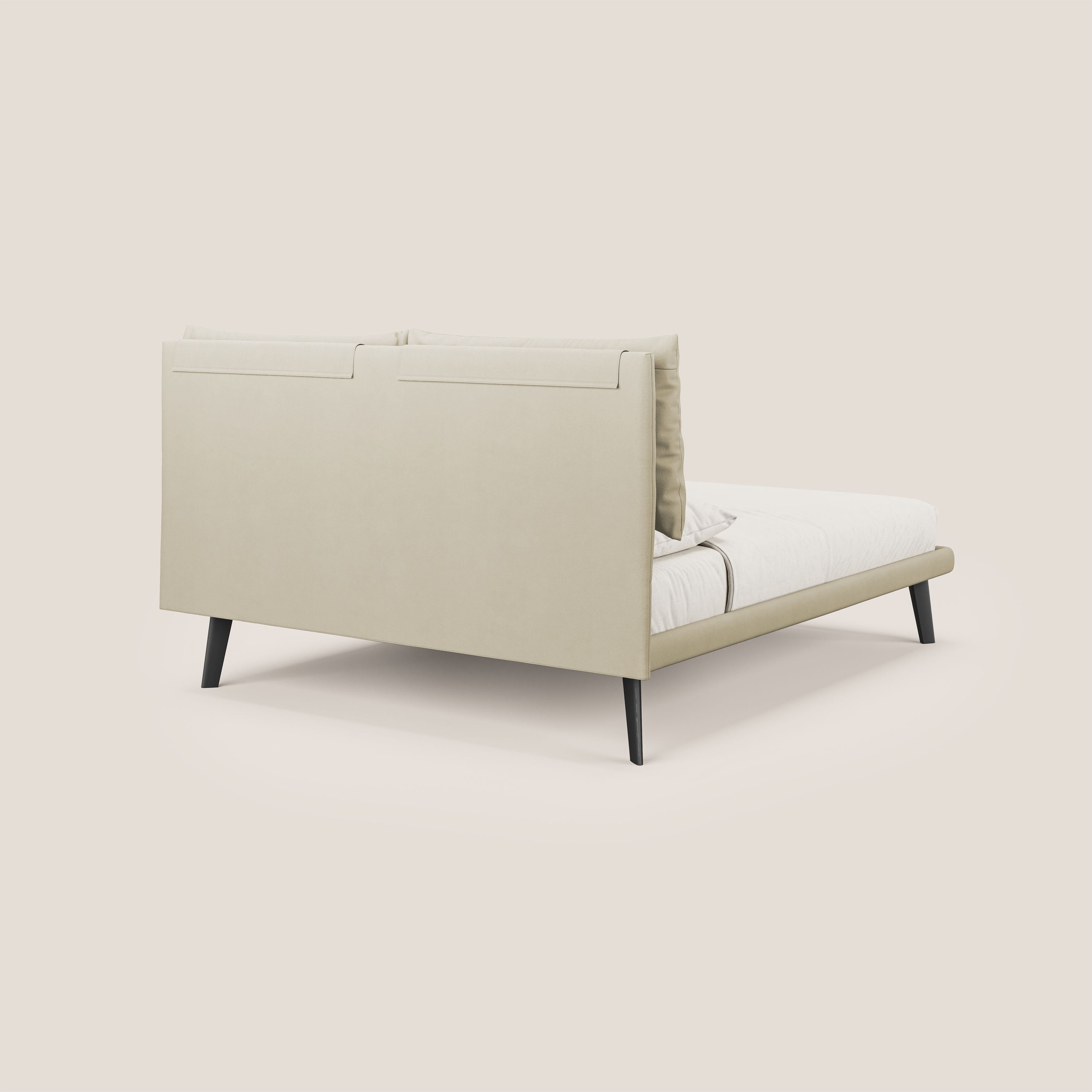 Astrid letto imbottito con piedi in legno in microfibra smacchiabile T11 panna - divani.store