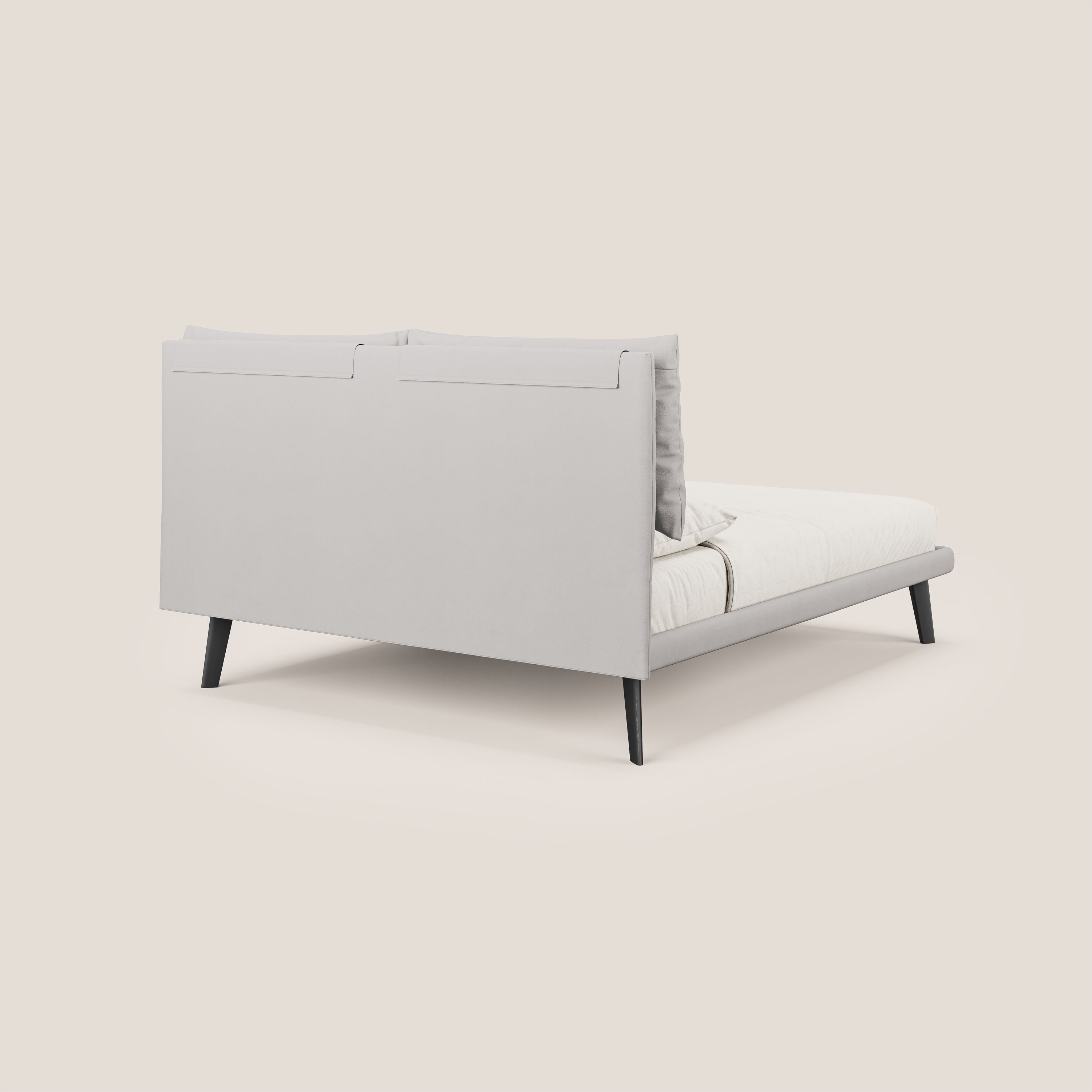 Astrid letto imbottito con piedi in legno in microfibra smacchiabile T11 grigio chiaro - divani.store