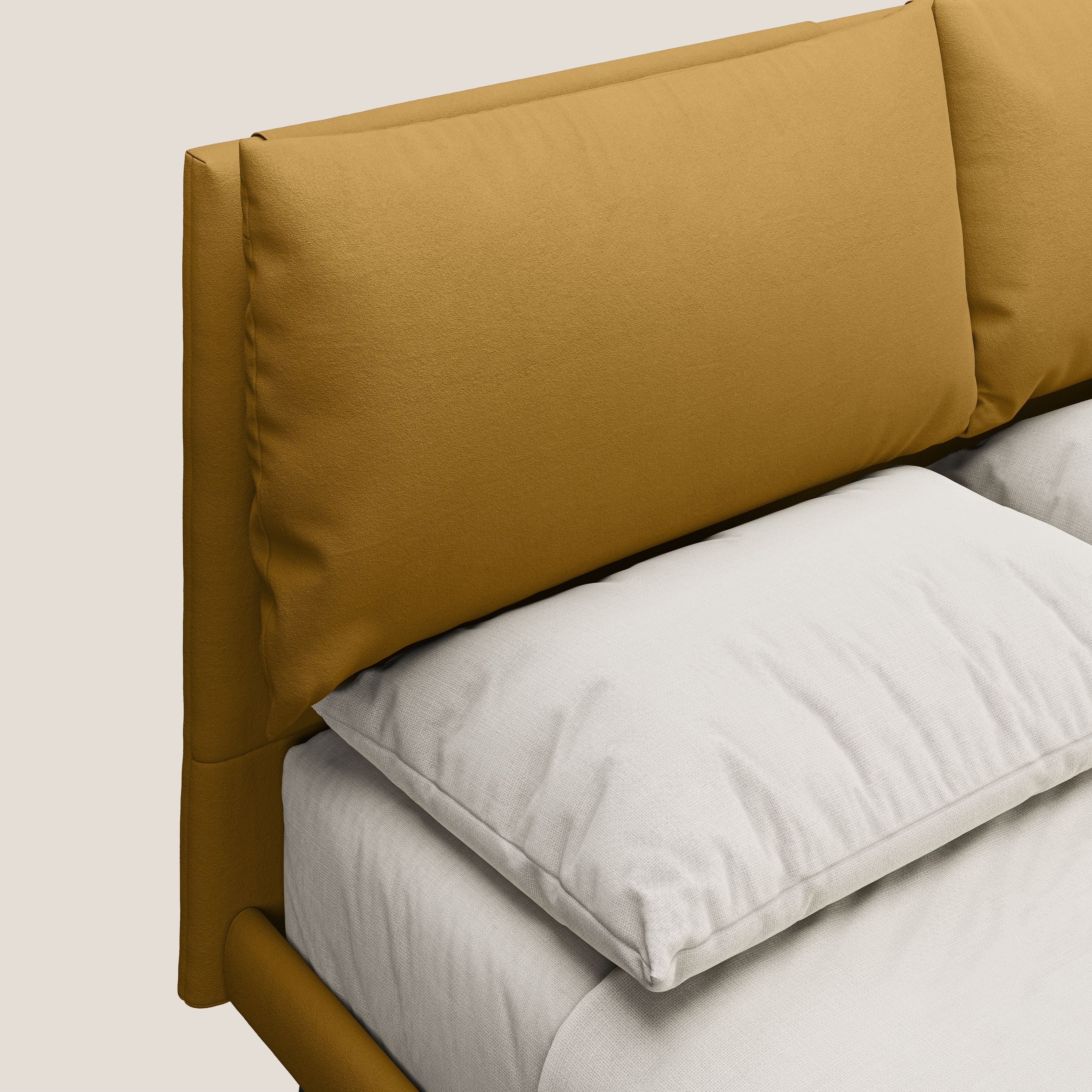 Astrid letto imbottito con piedi in legno in microfibra smacchiabile T11 giallo - divani.store