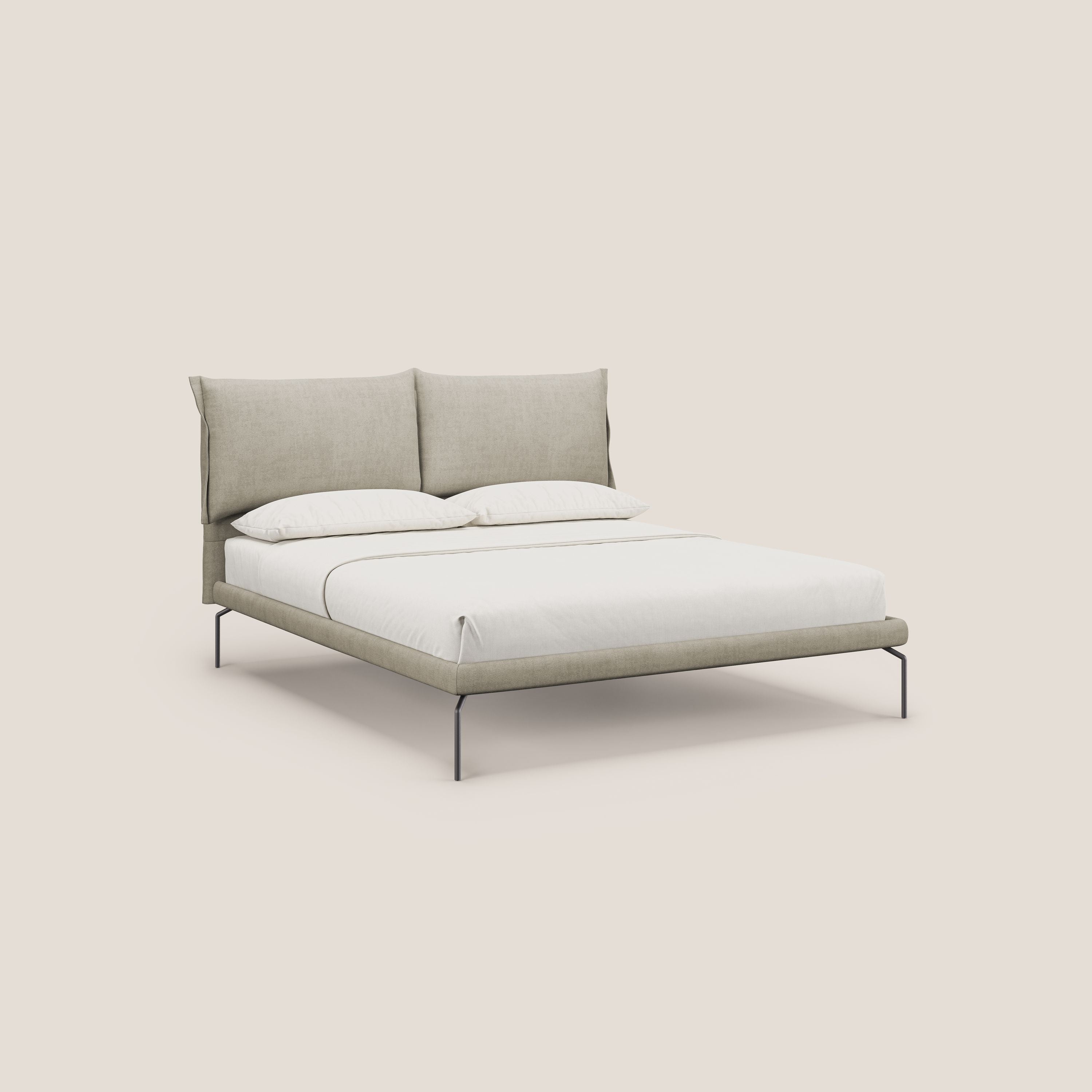 Bice letto imbottito con cuscini e piedi alti in metallo in tessuto impermeabile T02 panna - divani.store