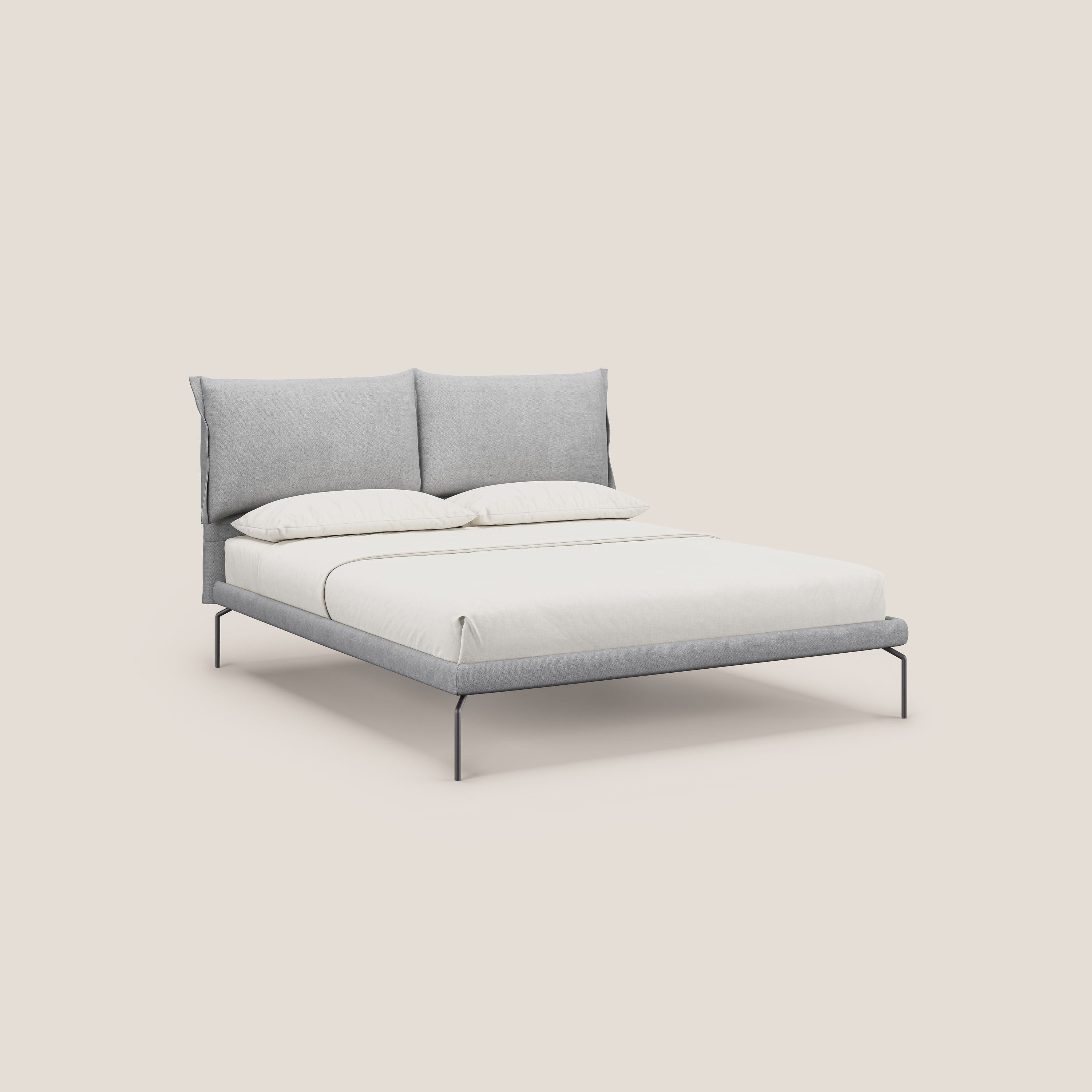 Bice letto imbottito con cuscini e piedi alti in metallo in tessuto impermeabile T02 grigio chiaro - divani.store
