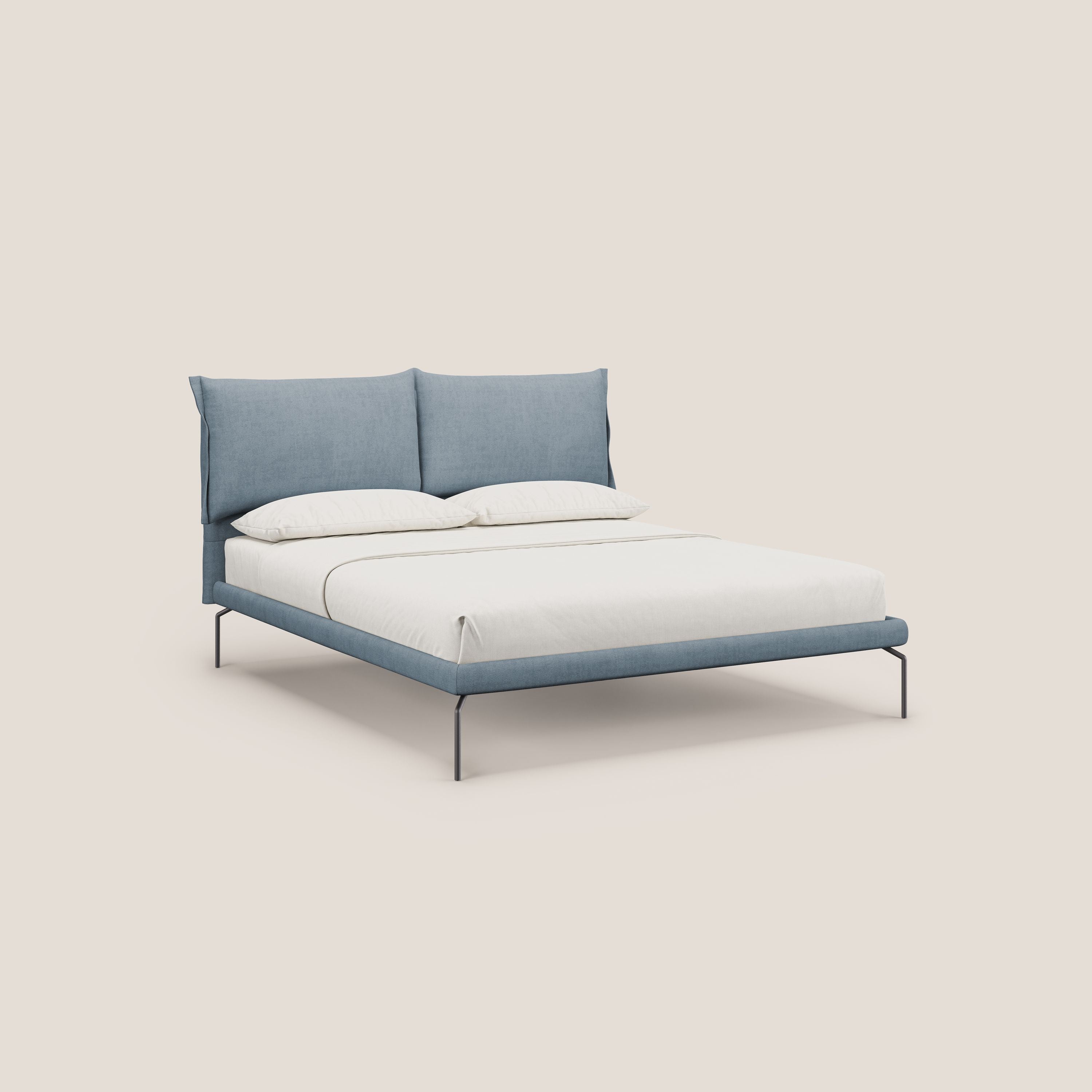 Bice letto imbottito con cuscini e piedi alti in metallo in tessuto impermeabile T02 carta da zucchero - divani.store