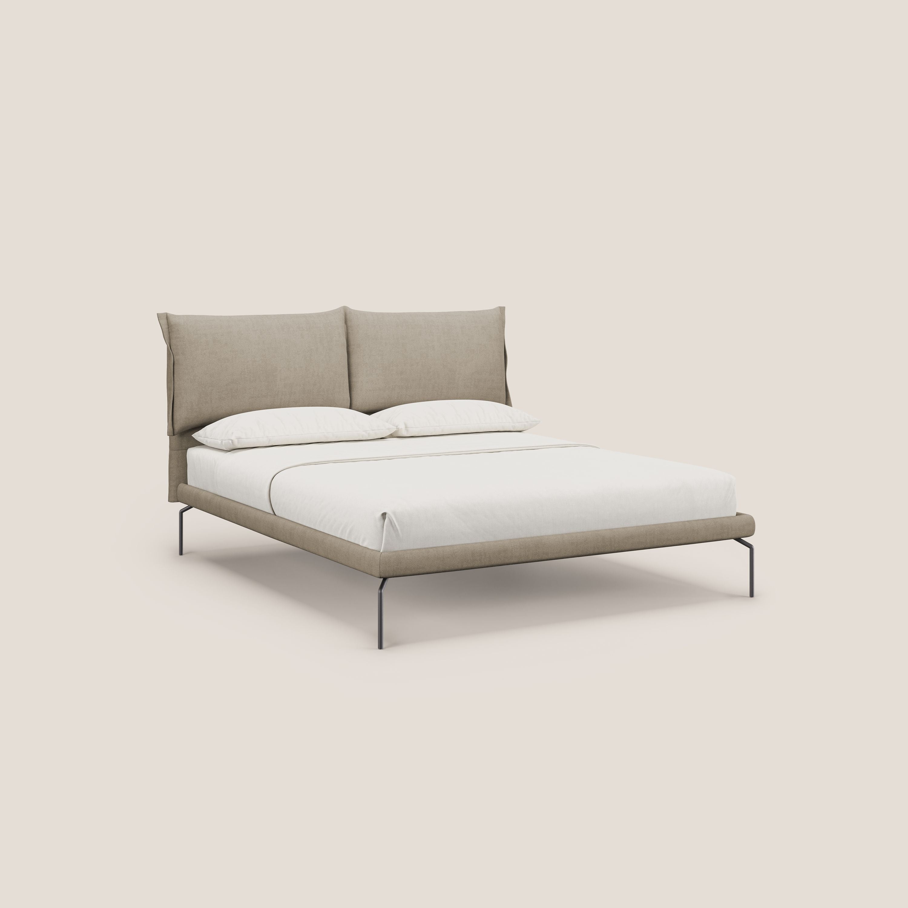 Bice letto imbottito con cuscini e piedi alti in metallo in tessuto impermeabile T02 beige - divani.store