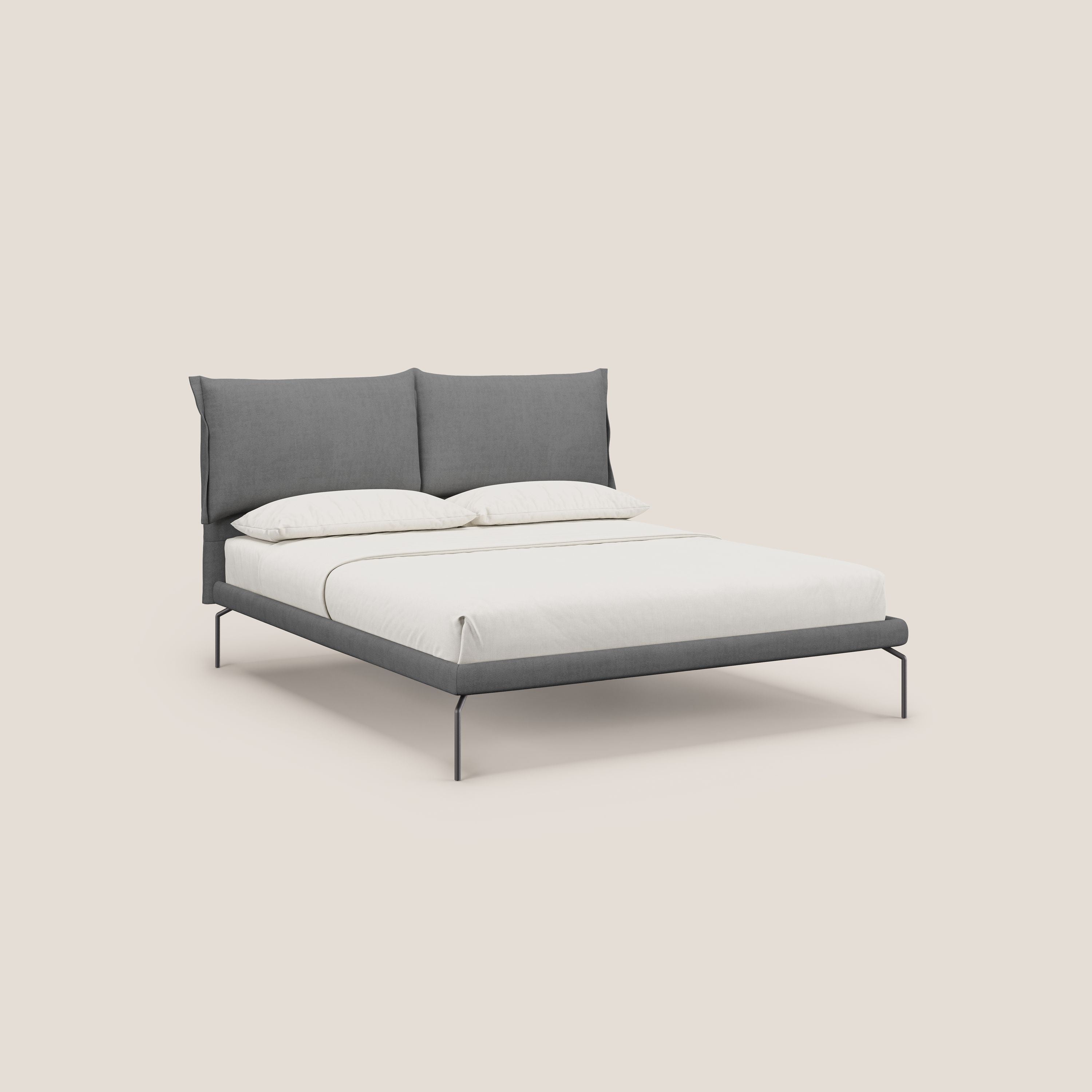 Bice letto imbottito con cuscini e piedi alti in metallo in tessuto impermeabile T02 grigio - divani.store