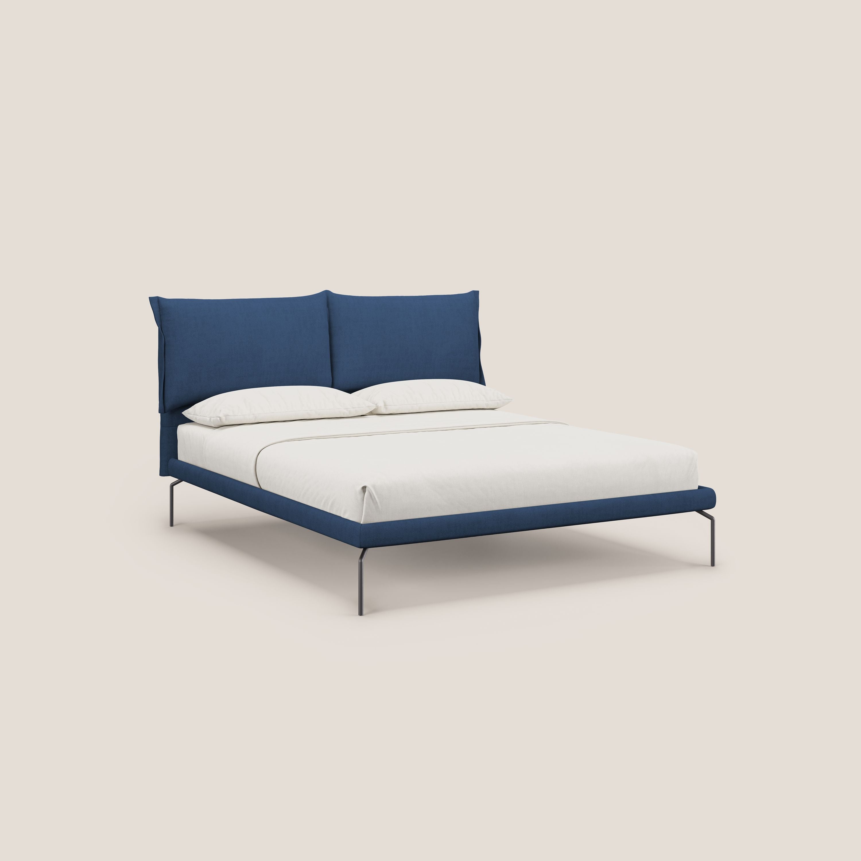 Bice letto imbottito con cuscini e piedi alti in metallo in tessuto impermeabile T02 blu - divani.store