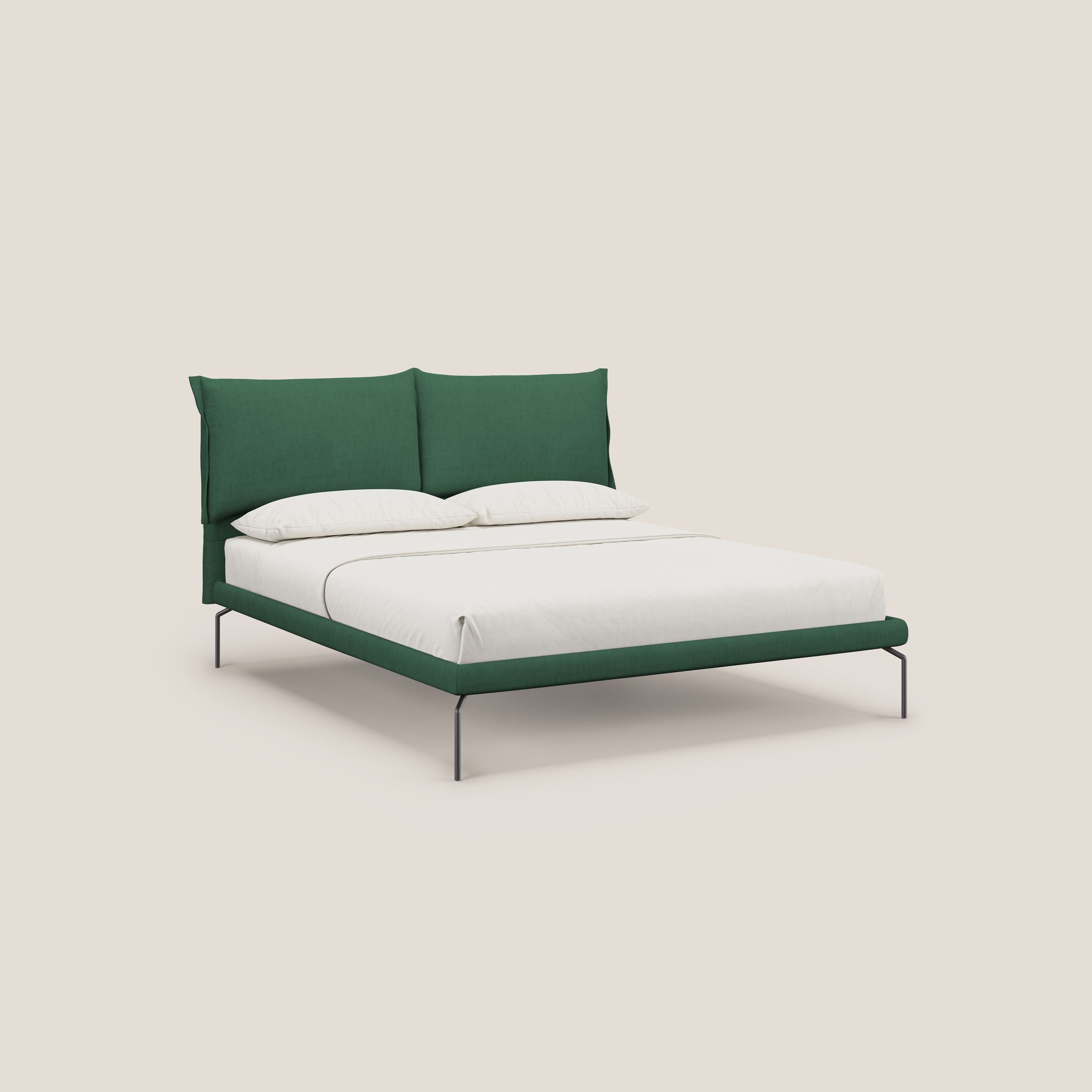 Bice letto imbottito con cuscini e piedi alti in metallo in tessuto impermeabile T02 verde - divani.store