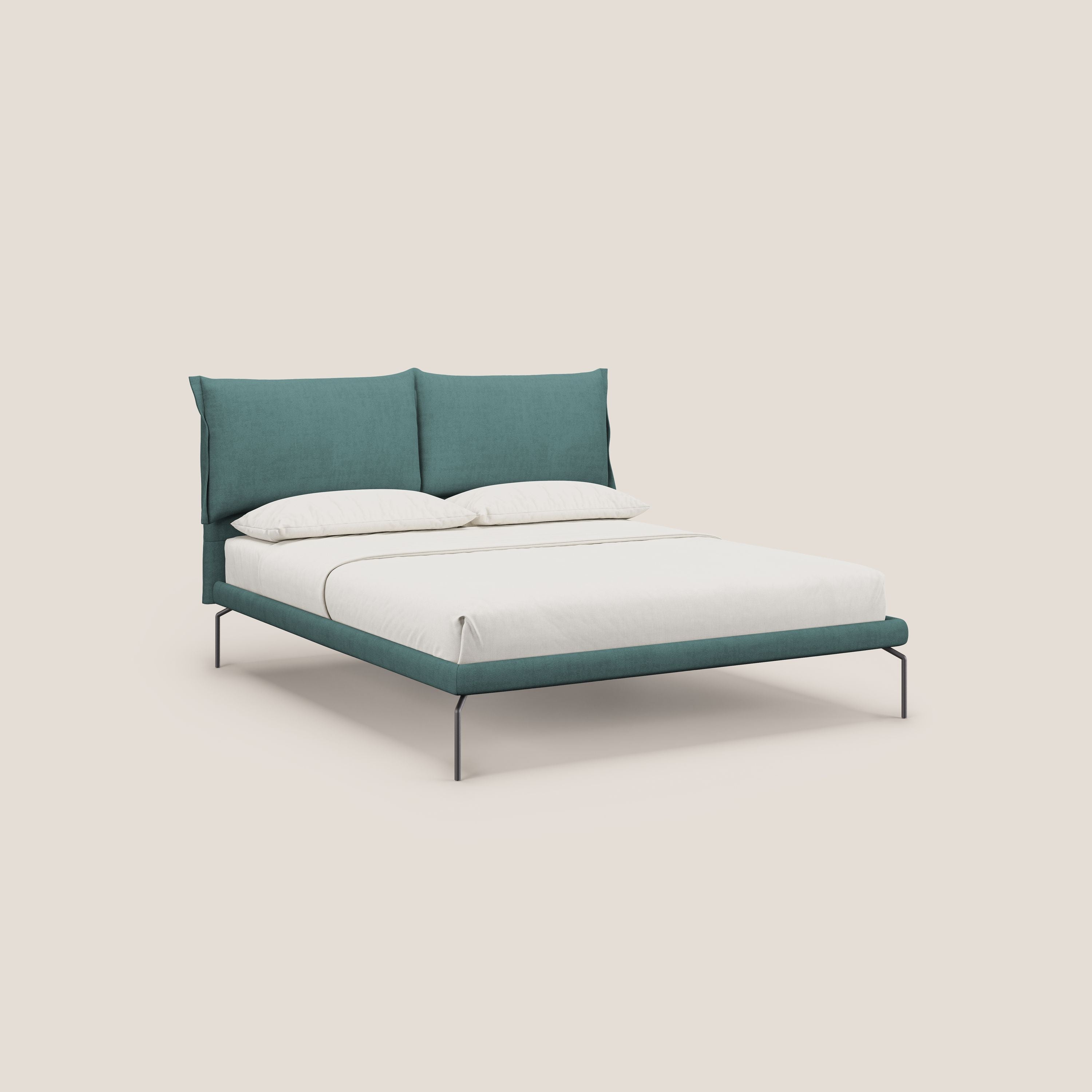Bice letto imbottito con cuscini e piedi alti in metallo in tessuto impermeabile T02 petrolio - divani.store