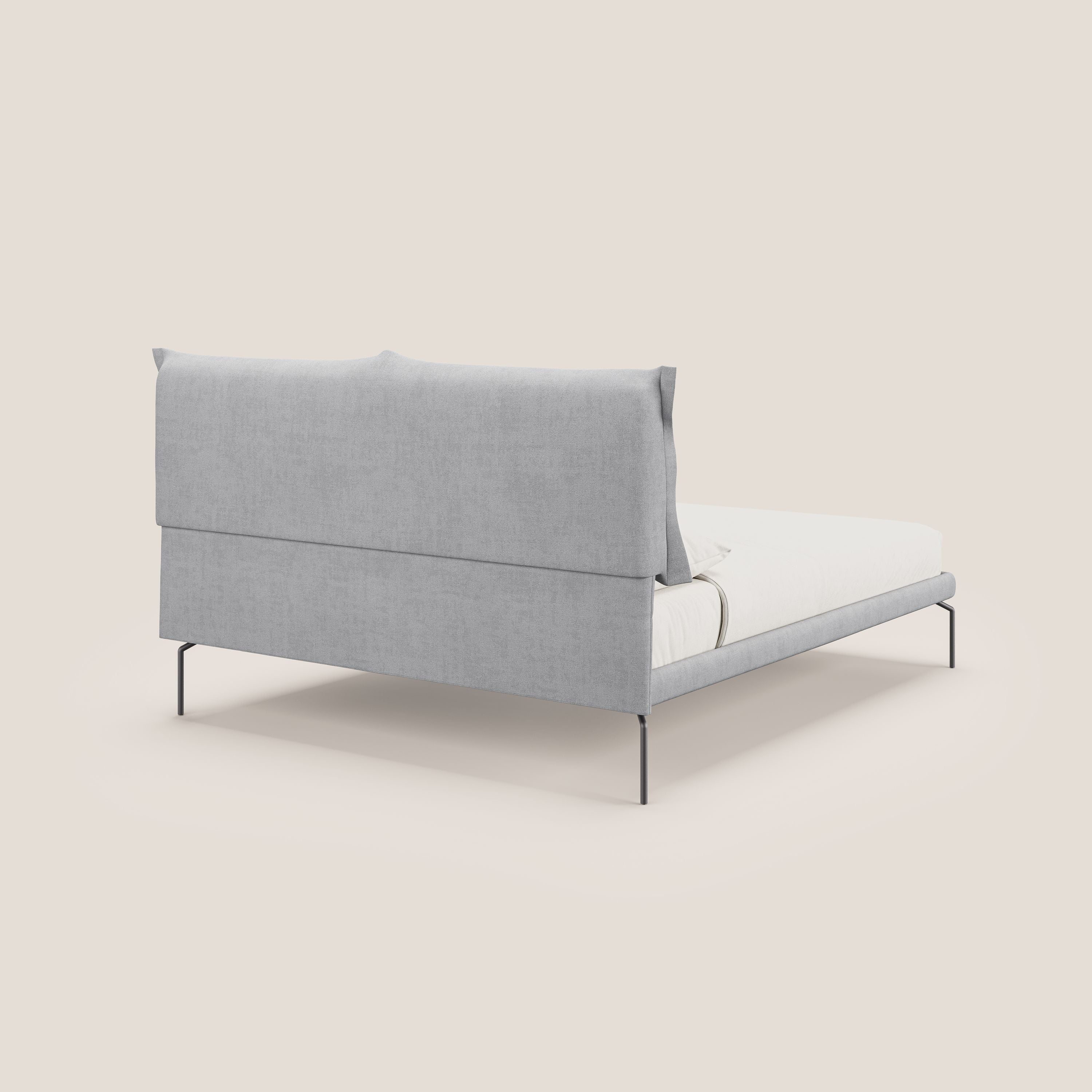 Bice letto imbottito con cuscini e piedi alti in metallo in tessuto impermeabile T02 grigio chiaro - divani.store