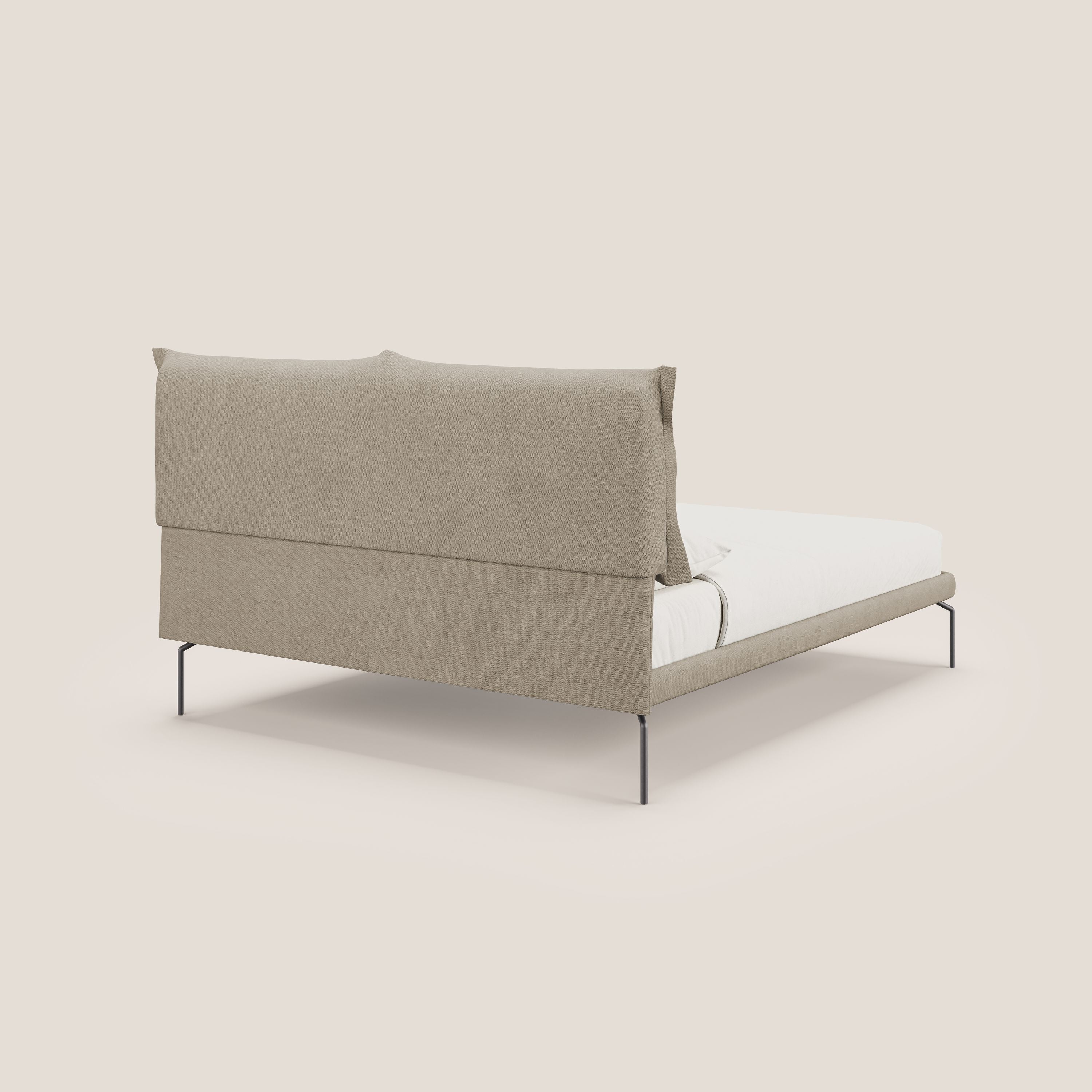 Bice letto imbottito con cuscini e piedi alti in metallo in tessuto impermeabile T02 beige - divani.store