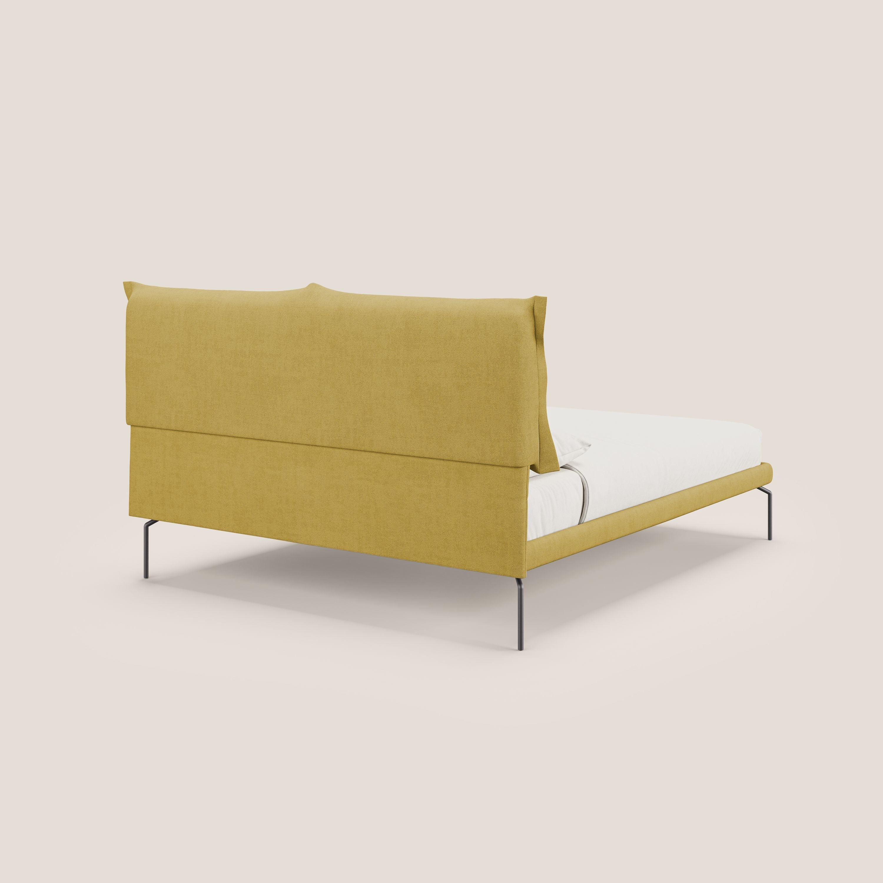 Bice letto imbottito con cuscini e piedi alti in metallo in tessuto impermeabile T02 giallo - divani.store